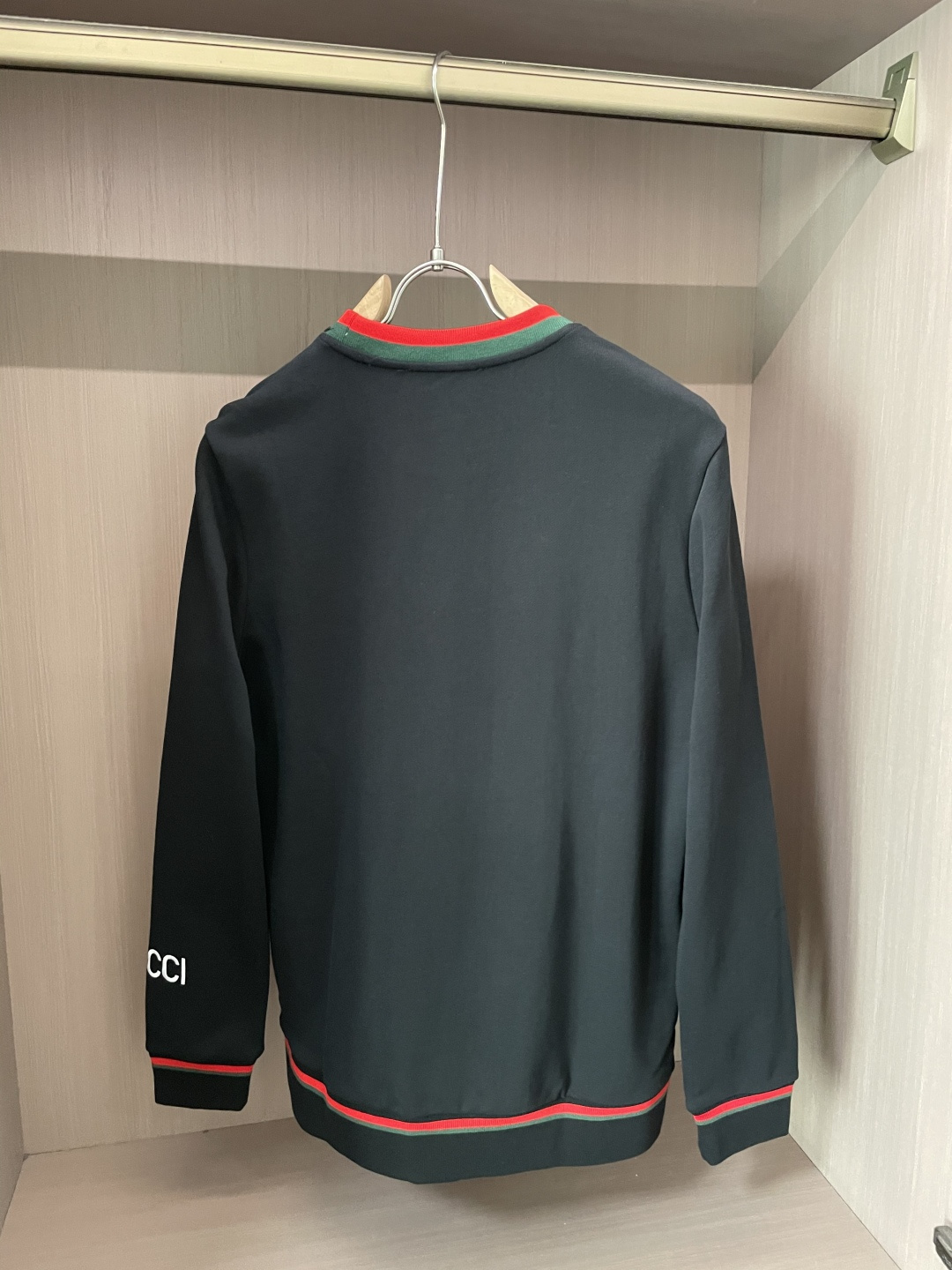 Gucc /2025秋冬新品 
定制顶级卫衣棉，面料特别有质感，冬季必备单品，保暖性好。男女通穿，细节到