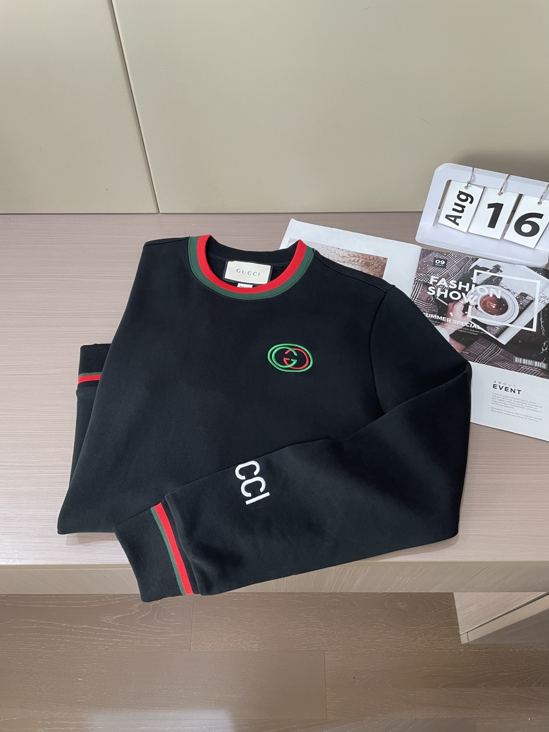 Gucc /2025秋冬新品 
定制顶级卫衣棉，面料特别有质感，冬季必备单品，保暖性好。男女通穿，细节到