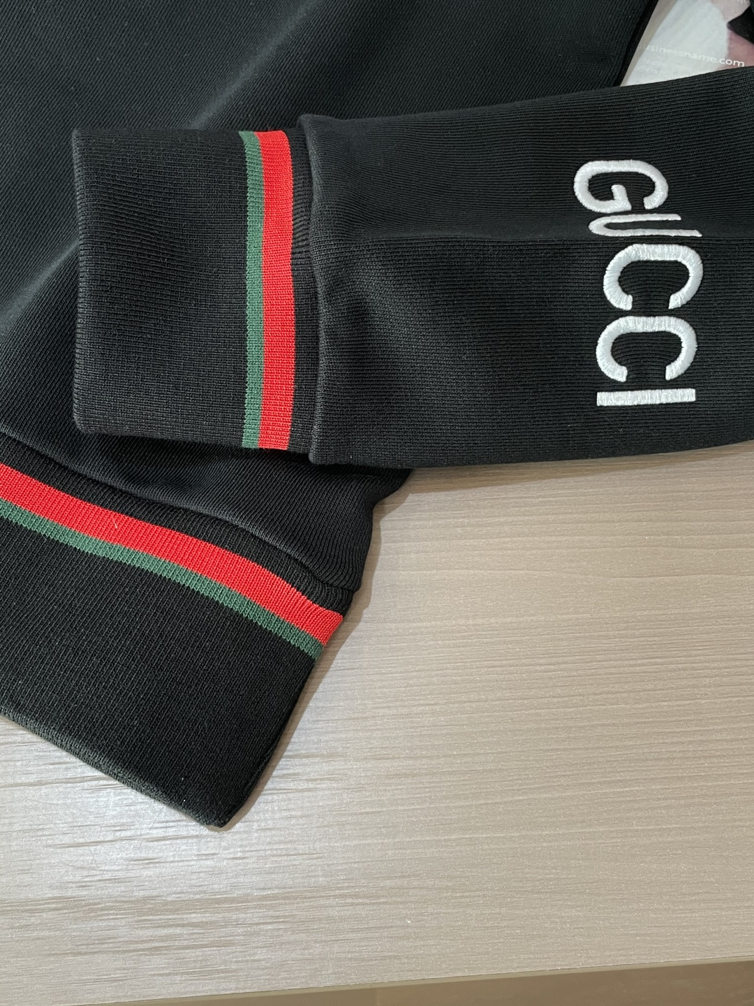 Gucc /2025秋冬新品 
定制顶级卫衣棉，面料特别有质感，冬季必备单品，保暖性好。男女通穿，细节到