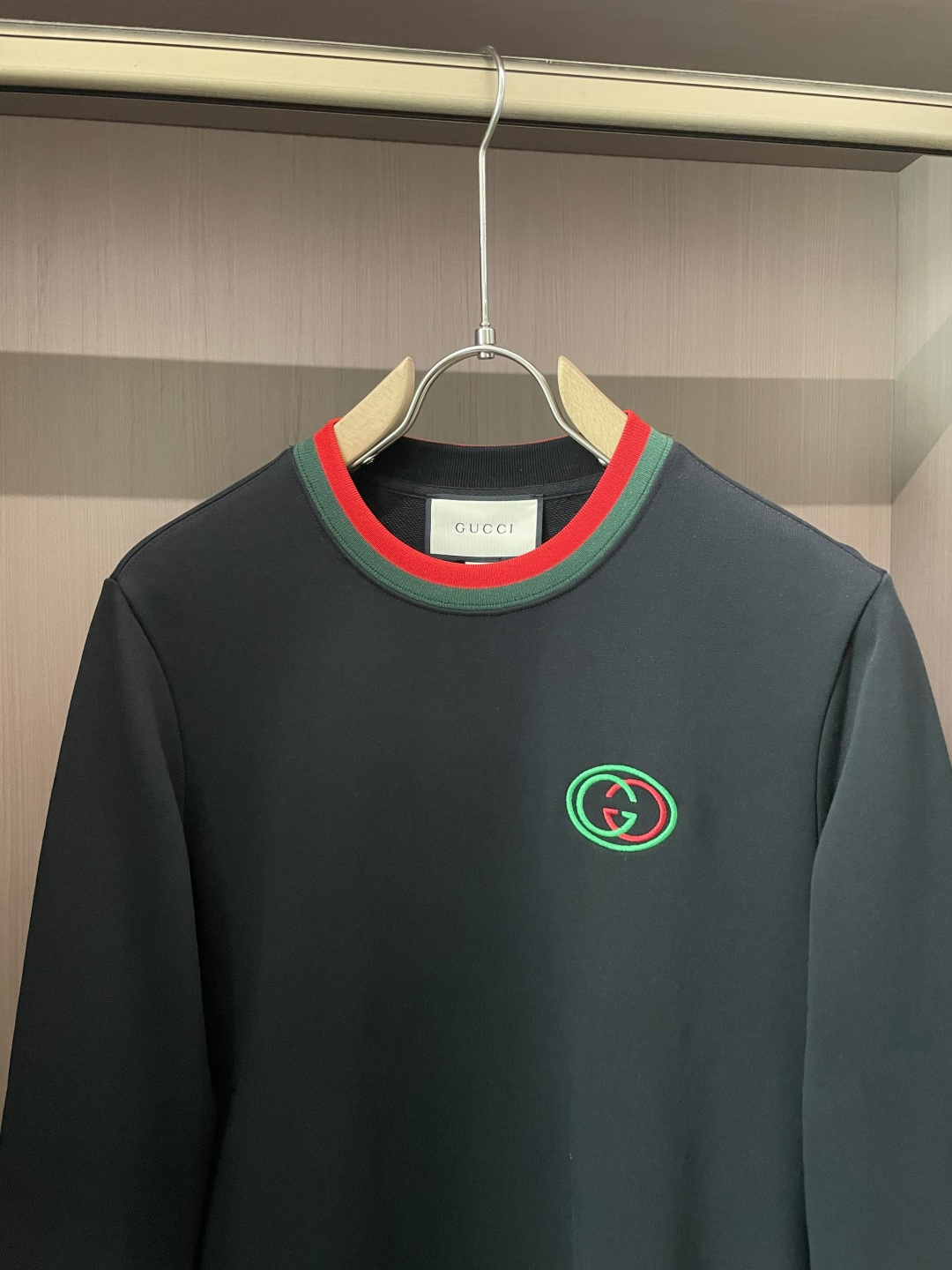 Gucc /2025秋冬新品 
定制顶级卫衣棉，面料特别有质感，冬季必备单品，保暖性好。男女通穿，细节到