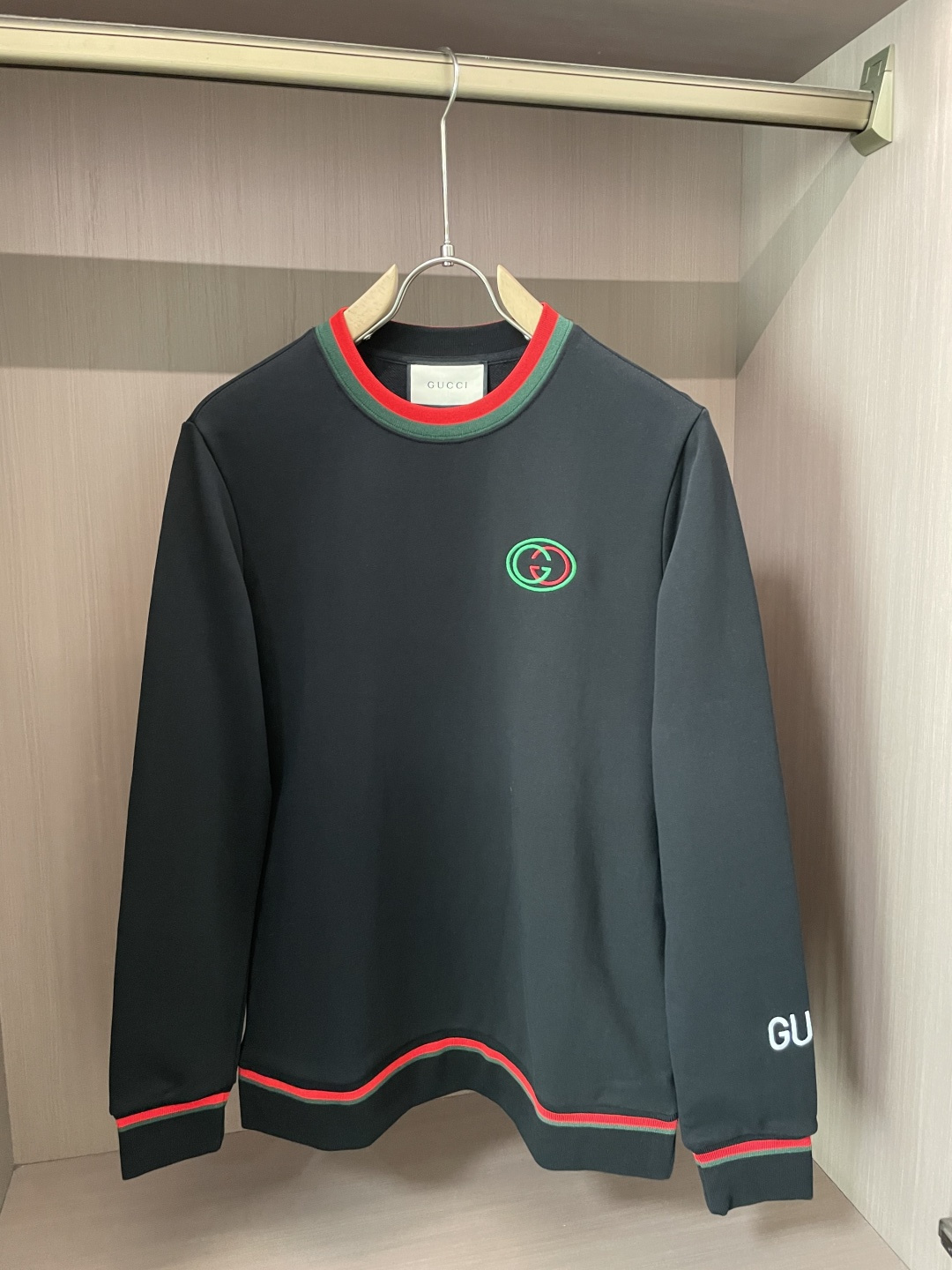 Gucc /2025秋冬新品 
定制顶级卫衣棉，面料特别有质感，冬季必备单品，保暖性好。男女通穿，细节到