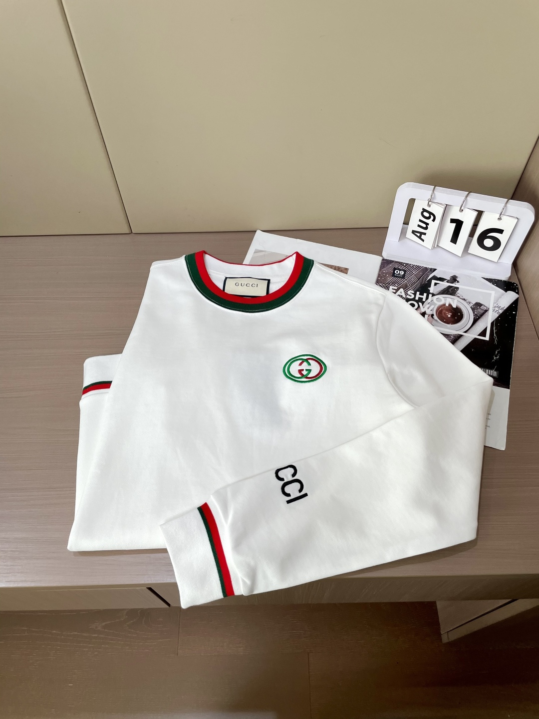 Gucc /2025秋冬新品 
定制顶级卫衣棉，面料特别有质感，冬季必备单品，保暖性好。男女通穿，细节到