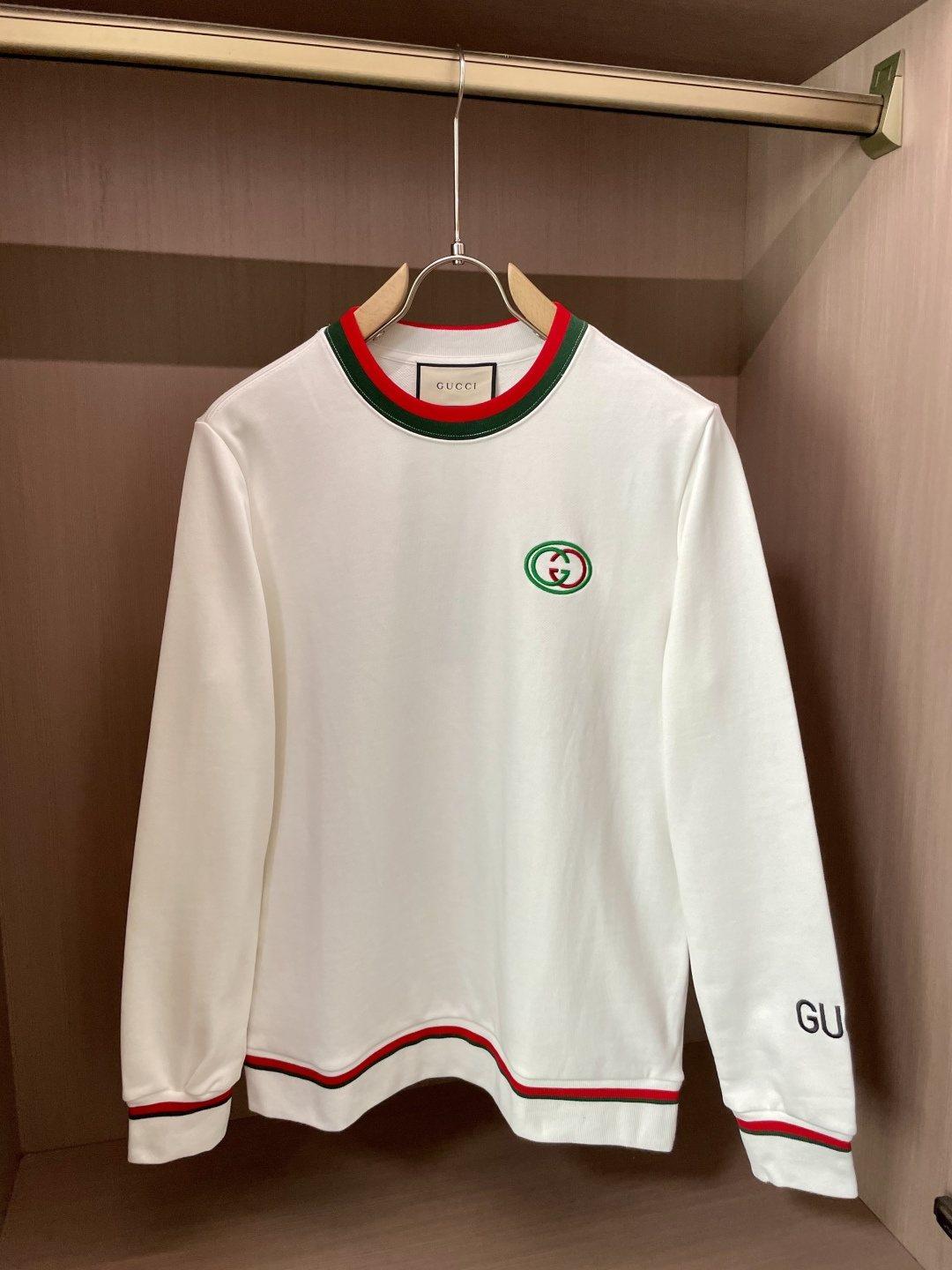 NO:512663,Gucc / 2025 autumn and winter new product customized top sweatshirt cotton, the fabric is particularly textured, a must-have item in winter, good warmth. It wears both men and women, with in-place details, excellent style, and very good upper body effect!  A versatile item!  Size M~3XL, gucci, hoodie, sweatshirts, alexander wang19860909Gucc /2025秋冬新品 定制顶级卫衣棉,面料特别有质感,冬季必备单品,保暖性好.男女通穿,细节到位,版型超赞,上身效果非常好！百搭单品！尺码M~3XL,,gucci,hoodie,sweatshirts,alexander wang,Men's clothing