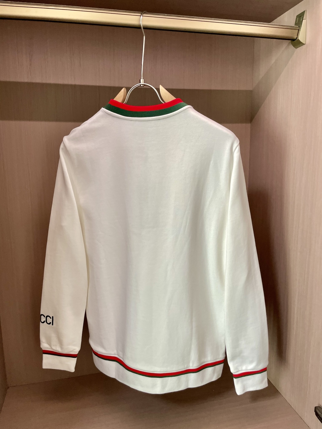 Gucc /2025秋冬新品 
定制顶级卫衣棉，面料特别有质感，冬季必备单品，保暖性好。男女通穿，细节到