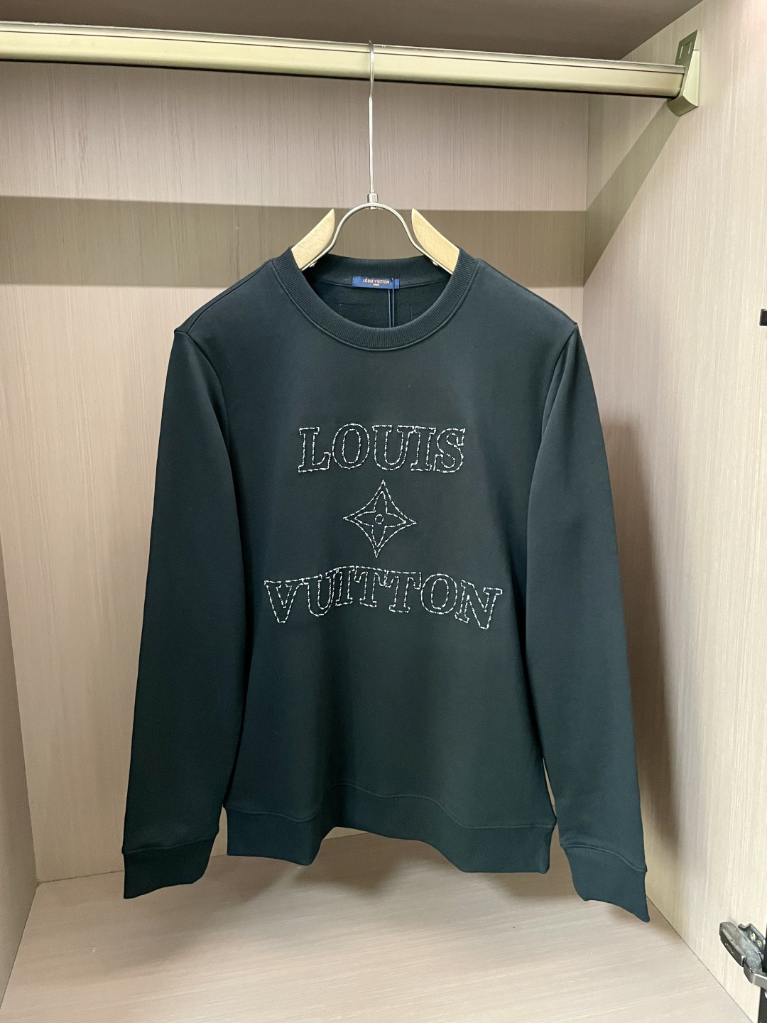Lv /2025秋冬新品 
定制顶级卫衣棉，面料特别有质感，冬季必备单品，保暖性好。男女通穿，细节到位，