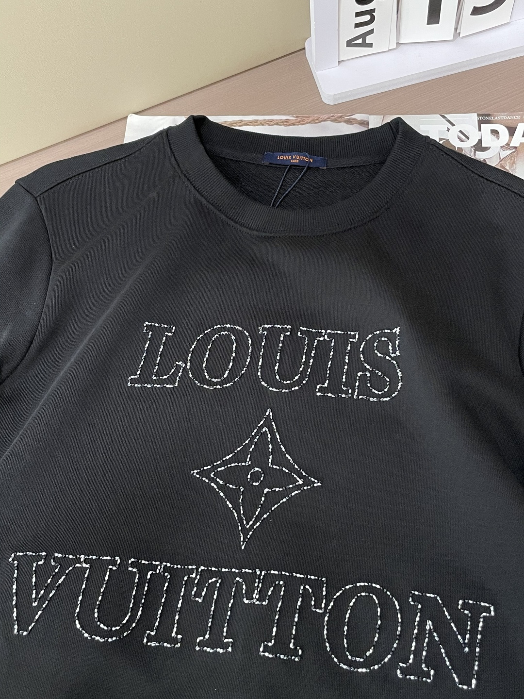 Lv /2025秋冬新品 
定制顶级卫衣棉，面料特别有质感，冬季必备单品，保暖性好。男女通穿，细节到位，