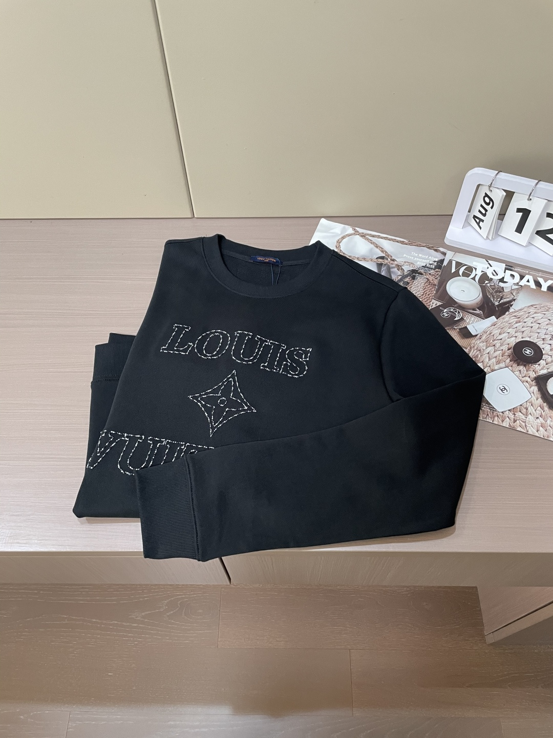 Lv /2025秋冬新品 
定制顶级卫衣棉，面料特别有质感，冬季必备单品，保暖性好。男女通穿，细节到位，