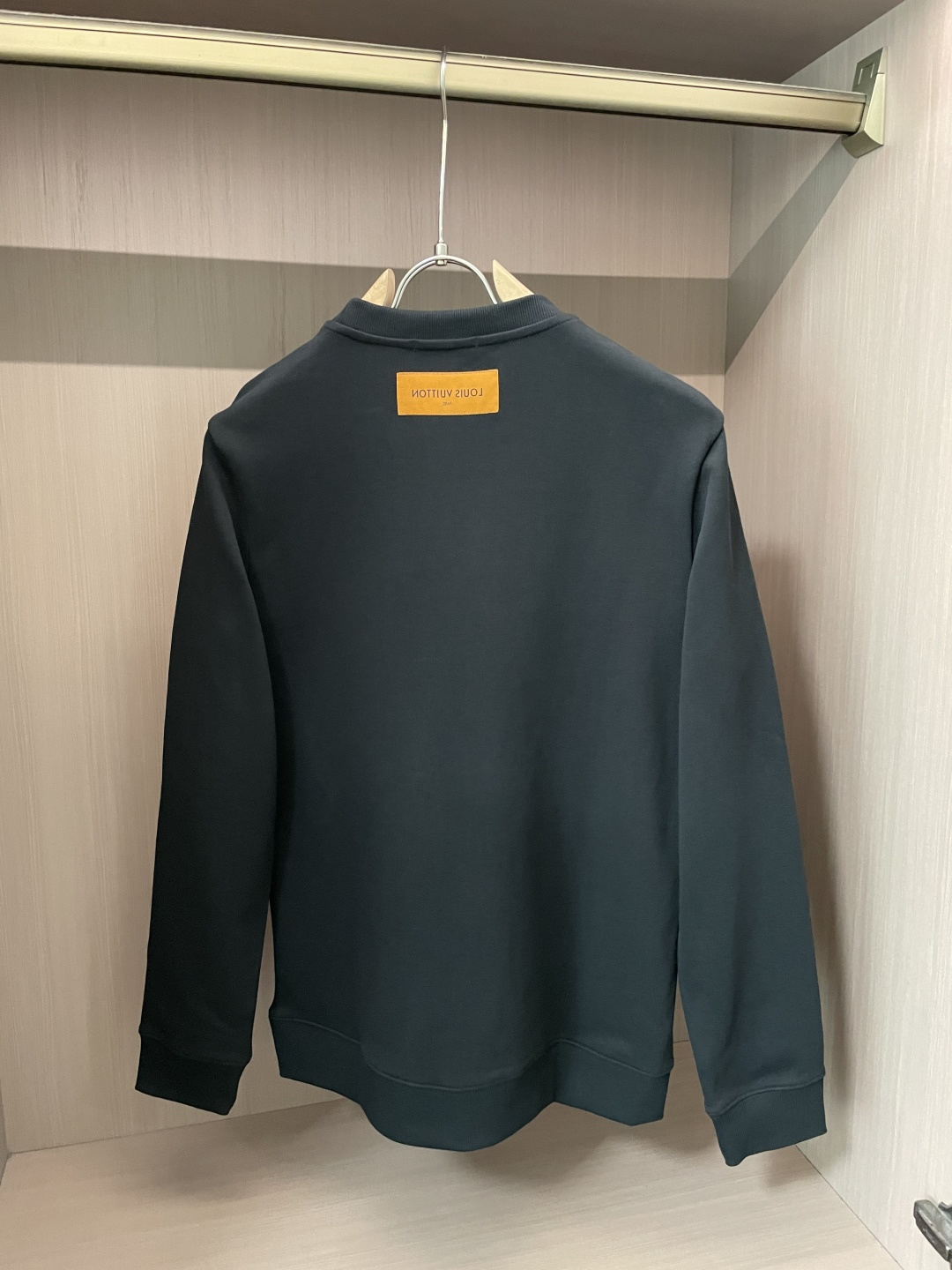 Lv /2025秋冬新品 
定制顶级卫衣棉，面料特别有质感，冬季必备单品，保暖性好。男女通穿，细节到位，