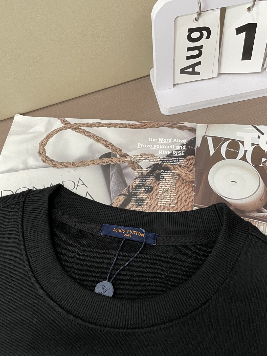 Lv /2025秋冬新品 
定制顶级卫衣棉，面料特别有质感，冬季必备单品，保暖性好。男女通穿，细节到位，