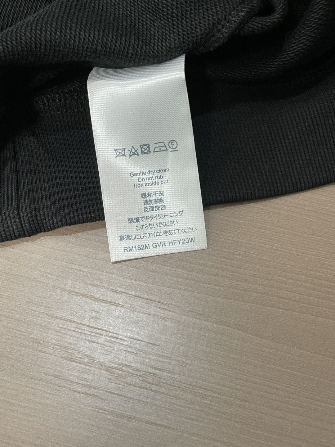 Lv /2025秋冬新品 
定制顶级卫衣棉，面料特别有质感，冬季必备单品，保暖性好。男女通穿，细节到位，