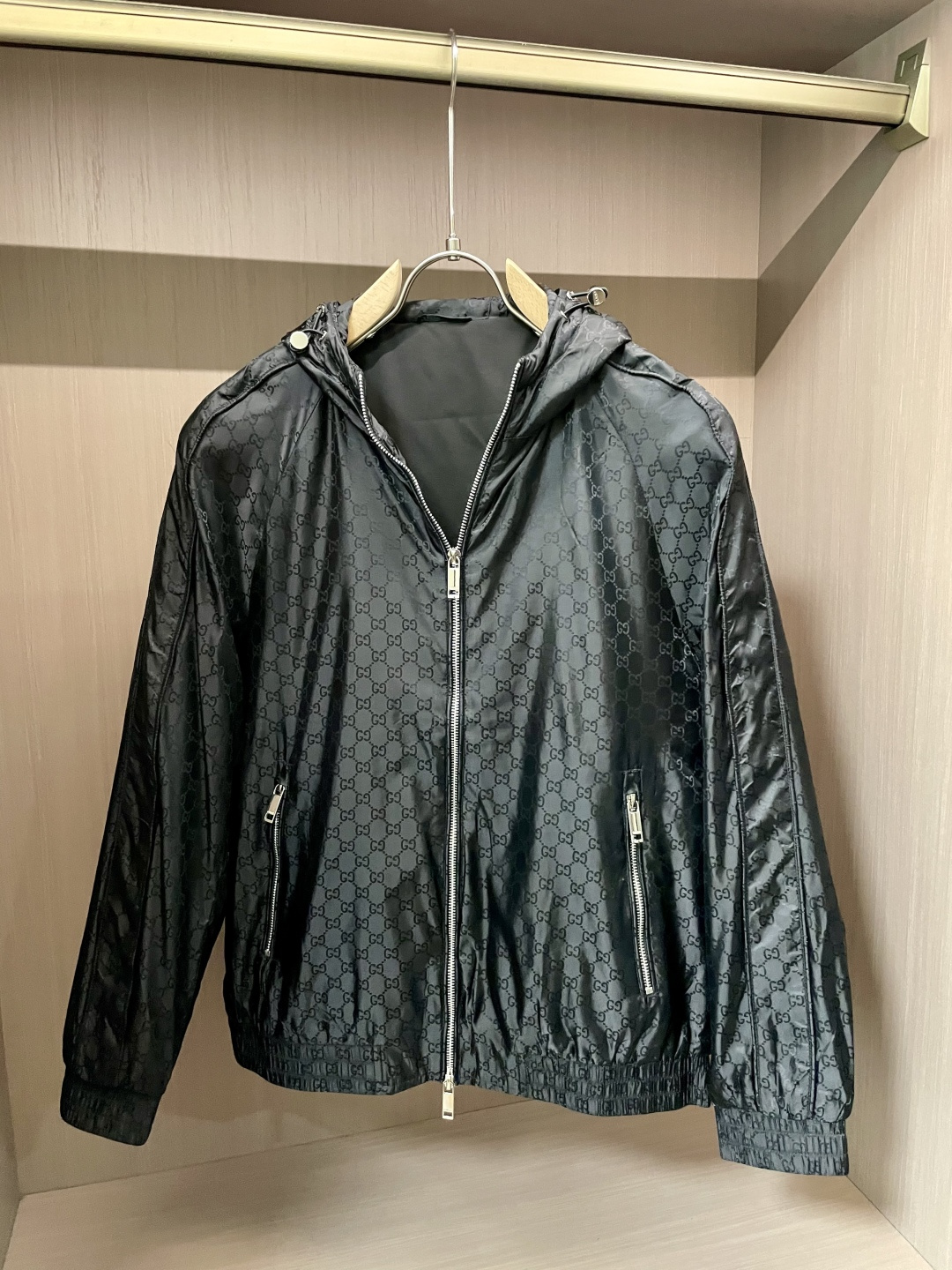 NO:512669,Gucc High-end customization 2025 autumn and winter new products Light and mature business can reflect low-key luxury in casual outfits Fashionable and simple versatile jackets are made of top-quality custom super soft silky fiber elastic fabrics High-density ultra-thin material, skin-friendly and delicate and comfortable Soft and breathable, super texture, and strong sense of class. All details show the quality of the big brand. Highly recommended versatile basic models. It can be used for daily life, casualness, and all functions. It is versatile and versatile, classic and not picky, and the colors used for men's wardrobe. Simple and generous, easy to wear but not picky, and the quality can definitely stand the test. Size: M-3XL, gucci, jackets & coats, alexander wang19860909Gucc 高级定制 2025秋冬新品 轻熟商务 在随意的装束中都能体现低调奢华感 时尚简约百搭夹克 采用顶级定制超柔丝滑纤维弹性面料 高密超薄材质、手感亲肤 细腻舒适 柔软透气,质感超强,档次感强.各种细节都彰显大牌的品质 极力推荐 百搭基本款 可日常,可休闲,各种功能都HOLD住,万能百搭,经典不挑人,男士衣橱专用的颜色 简单大方,好穿不挑人,品质绝对经得起考验. 尺码:M-3XL,,gucci,jackets & coats,alexander wang,Men's clothing