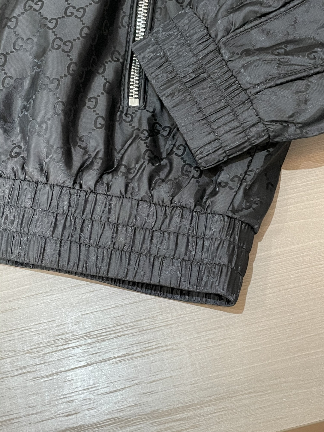 
Gucc 高级定制 2025秋冬新品 轻熟商务 在随意的装束中都能体现低调奢华感 时尚简约百搭夹克 采