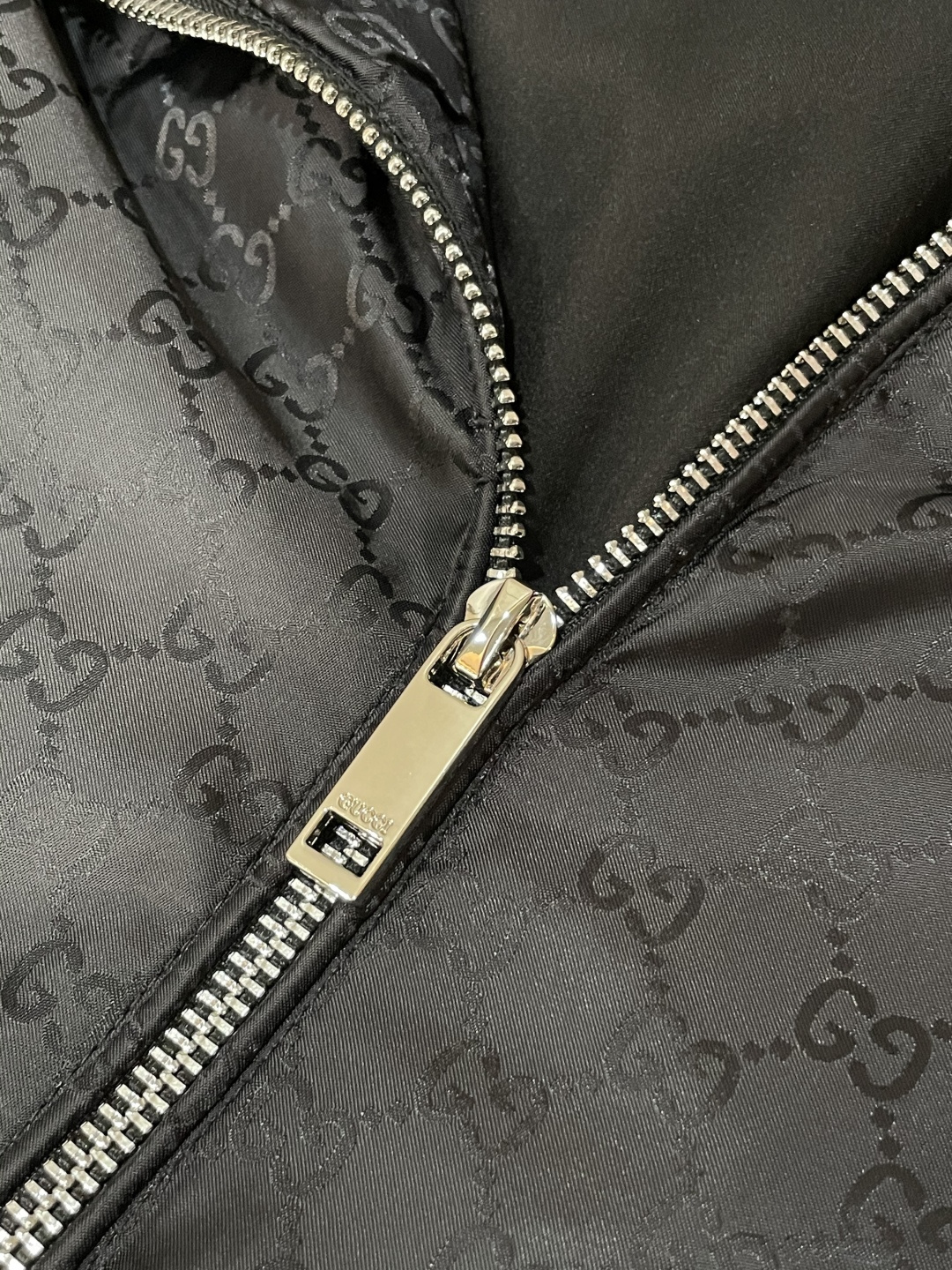 
Gucc 高级定制 2025秋冬新品 轻熟商务 在随意的装束中都能体现低调奢华感 时尚简约百搭夹克 采