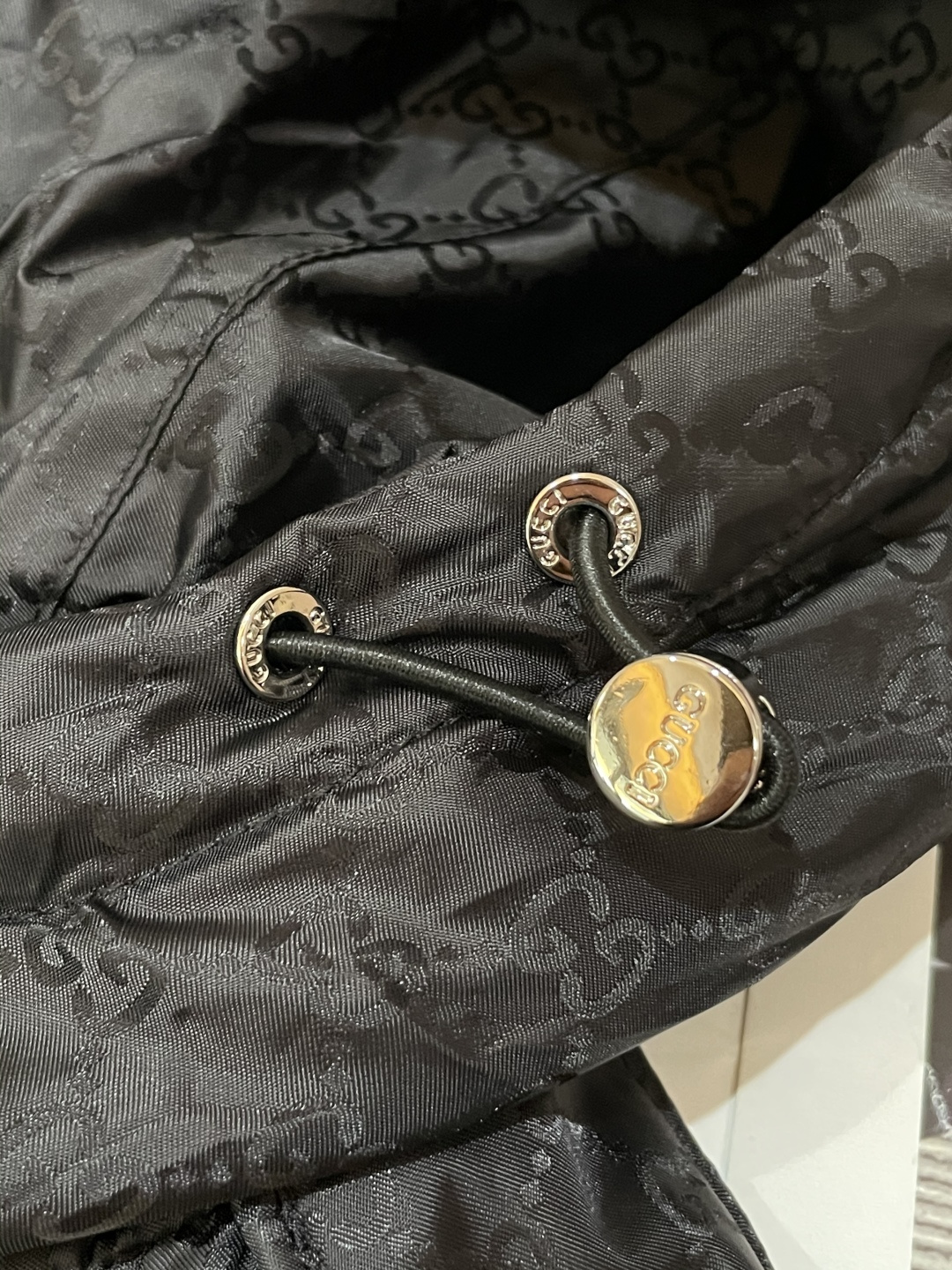 
Gucc 高级定制 2025秋冬新品 轻熟商务 在随意的装束中都能体现低调奢华感 时尚简约百搭夹克 采