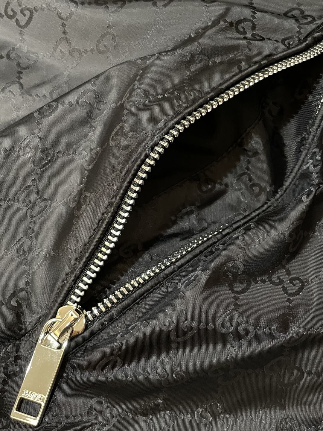 
Gucc 高级定制 2025秋冬新品 轻熟商务 在随意的装束中都能体现低调奢华感 时尚简约百搭夹克 采