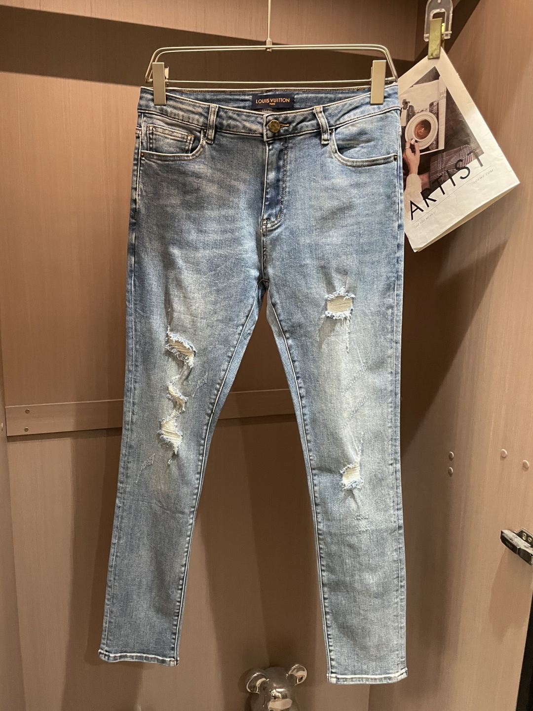 NO:512675,Lv counter latest same style of jeans, fabric style and workmanship are excellent. It is easy to wear and not picky about body shape. There are no restrictions on matching. You can set off other items in a simple way to show your style and posture~ You can match any style of items, match them with various T-shirts/shirts, knitted jackets, and you don’t have to worry about matching when going out on a daily basis. Size 30-36,,louis vuitton,jeans,jackets & coats,shirts,tees,t-shirt,alexander wang19860909Lv 专柜最新同款牛仔裤 面料版型做工绝绝子 好穿不挑身材在搭配上没有太多的限制 随意简洁的衬托其他单品,来展现自己的风格姿态～ 可以百搭任何风格的单品,搭配各种T恤／衬衫,针织外套都可,日常外出不必再为搭配而烦恼了 尺码 30-36,,louis vuitton,jeans,jackets & coats,shirts,tees，t-shirt,alexander wang,Men's clothing