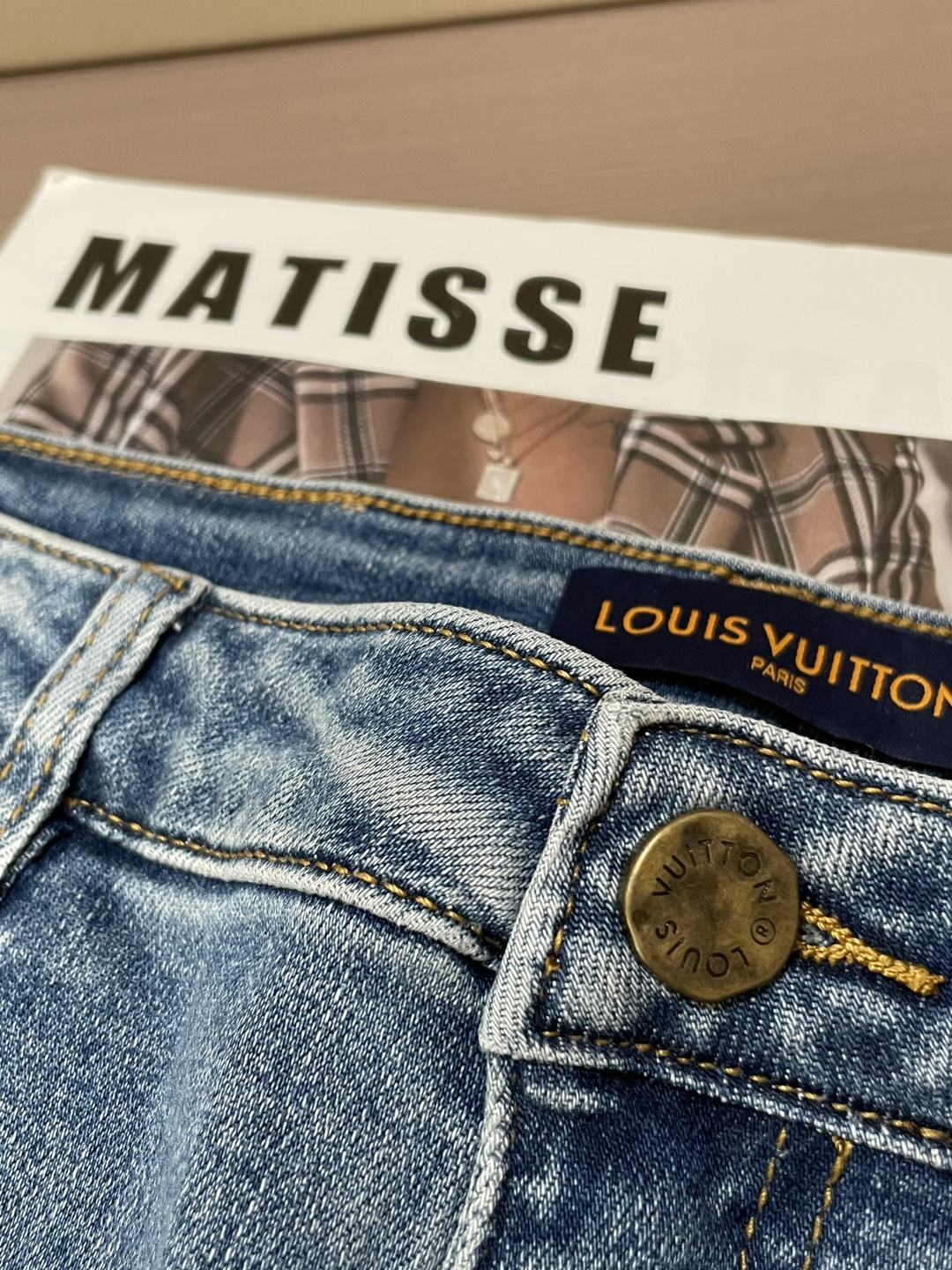 
Lv
专柜最新同款牛仔裤 面料版型做工绝绝子
好穿不挑身材在搭配上没有太多的限制 随意简洁的衬托其他单