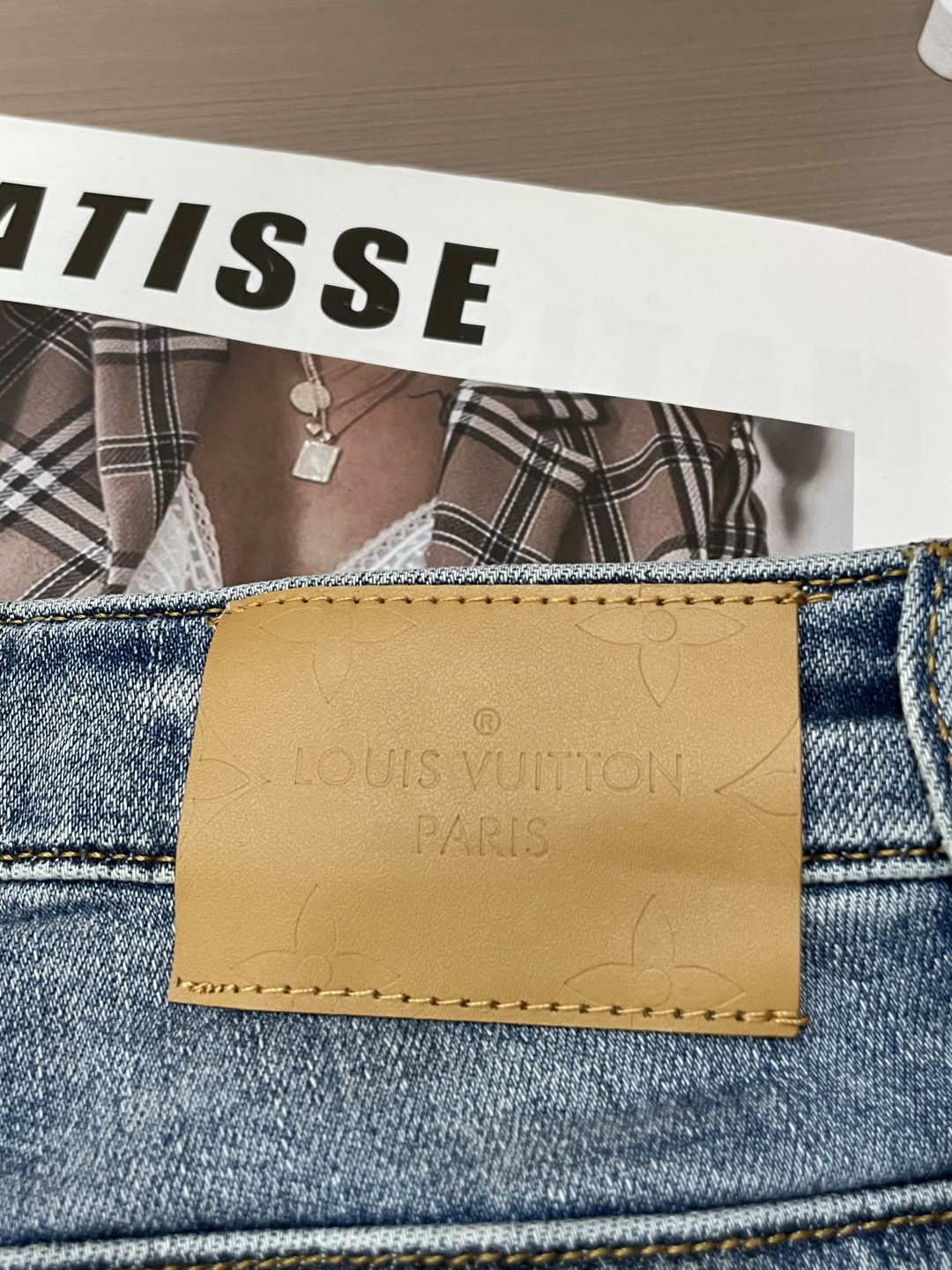 
Lv
专柜最新同款牛仔裤 面料版型做工绝绝子
好穿不挑身材在搭配上没有太多的限制 随意简洁的衬托其他单