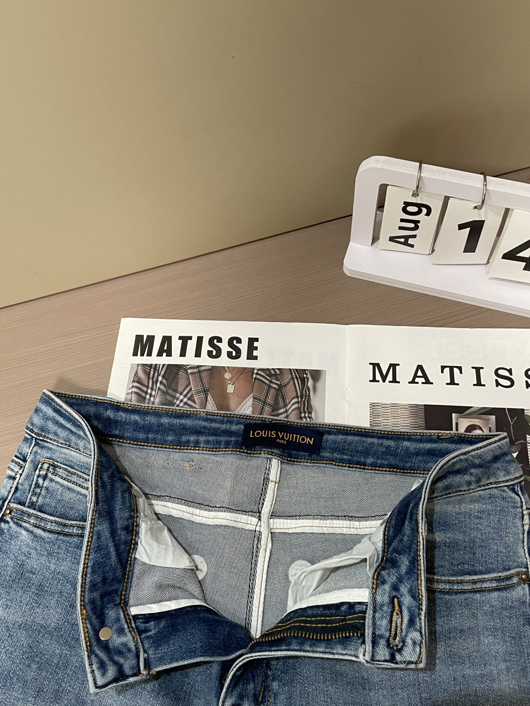 
Lv
专柜最新同款牛仔裤 面料版型做工绝绝子
好穿不挑身材在搭配上没有太多的限制 随意简洁的衬托其他单