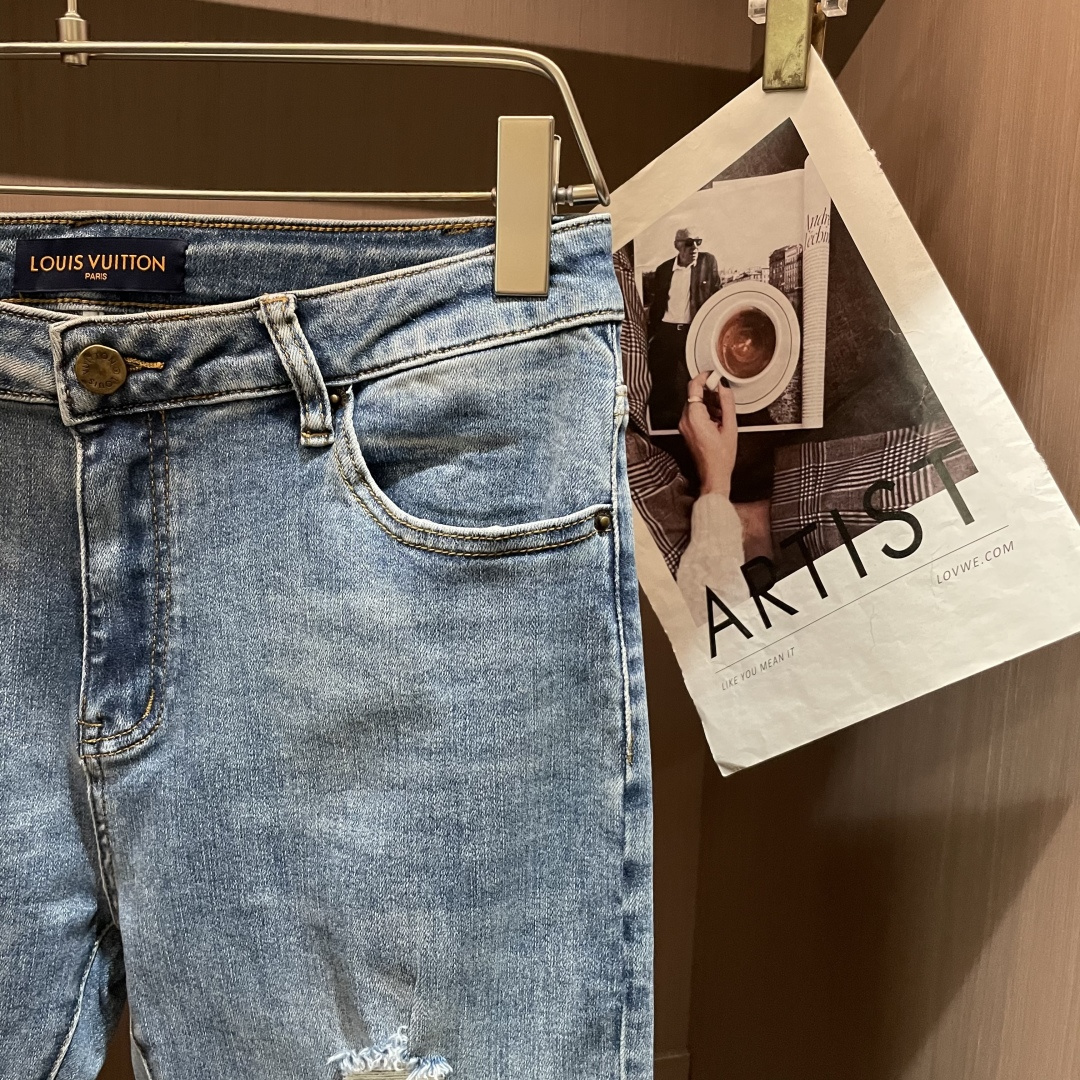 
Lv
专柜最新同款牛仔裤 面料版型做工绝绝子
好穿不挑身材在搭配上没有太多的限制 随意简洁的衬托其他单