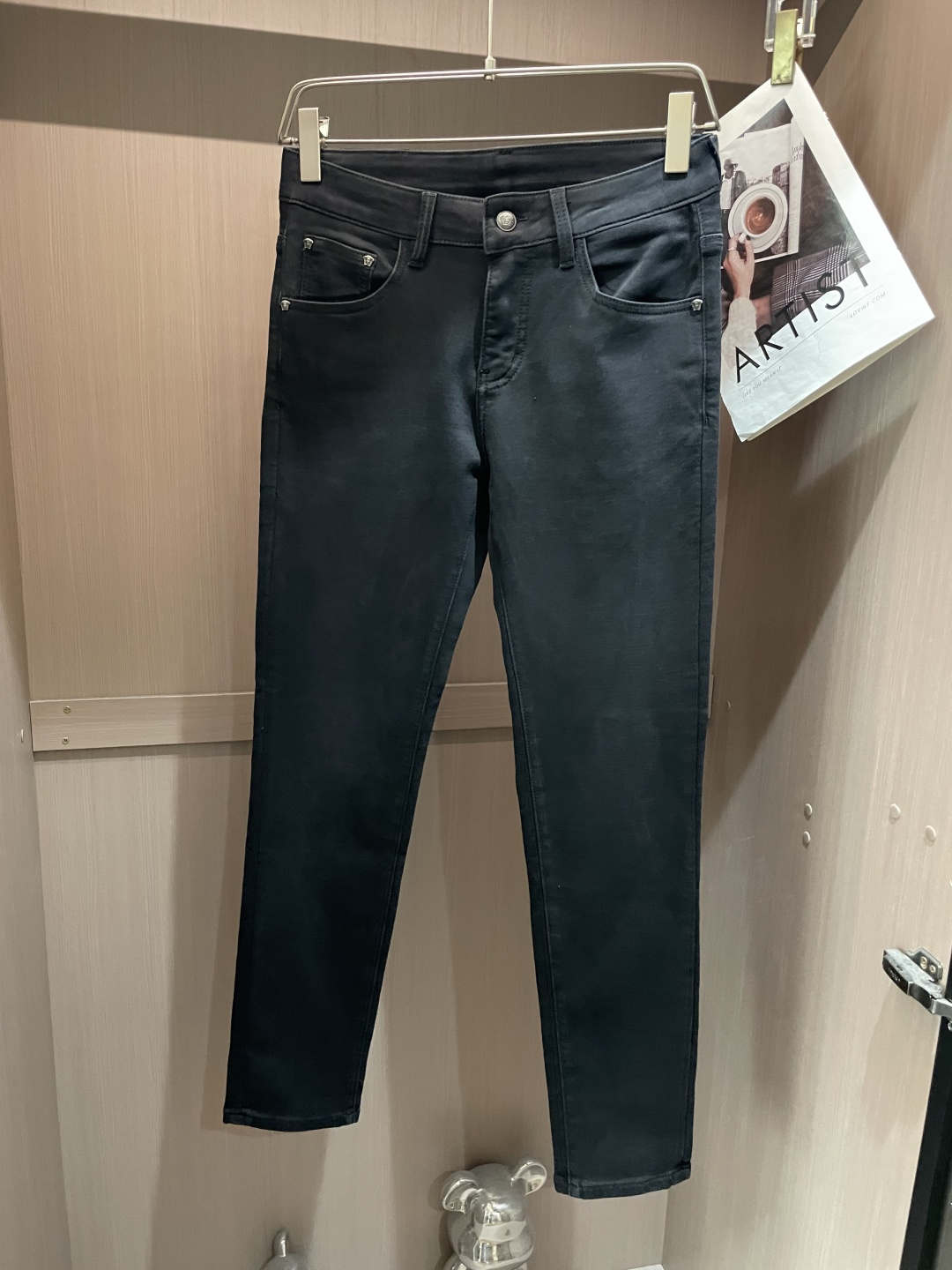 NO:512678,Versace The latest style of jeans in the counter, the fabric style is absolutely craftsmanship, and it is easy to wear but not picky about the figure. There are no restrictions on matching. You can set off other items in a simple way to show your style and posture~ You can match any style of items, match them with various T-shirts/shirts, knitted jackets, and you don’t have to worry about matching when going out every day. 3 sizes 29-38,,versace,jeans,jackets & coats,shirts,tees,t-shirt,alexander wang19860909范思哲 专柜最新同款牛仔裤 面料版型做工绝绝子 好穿不挑身材在搭配上没有太多的限制 随意简洁的衬托其他单品,来展现自己的风格姿态～ 可以百搭任何风格的单品,搭配各种T恤／衬衫,针织外套都可,日常外出不必再为搭配而烦恼了3 尺码 29-38,,versace,jeans,jackets & coats,shirts,tees，t-shirt,alexander wang,Men's clothing