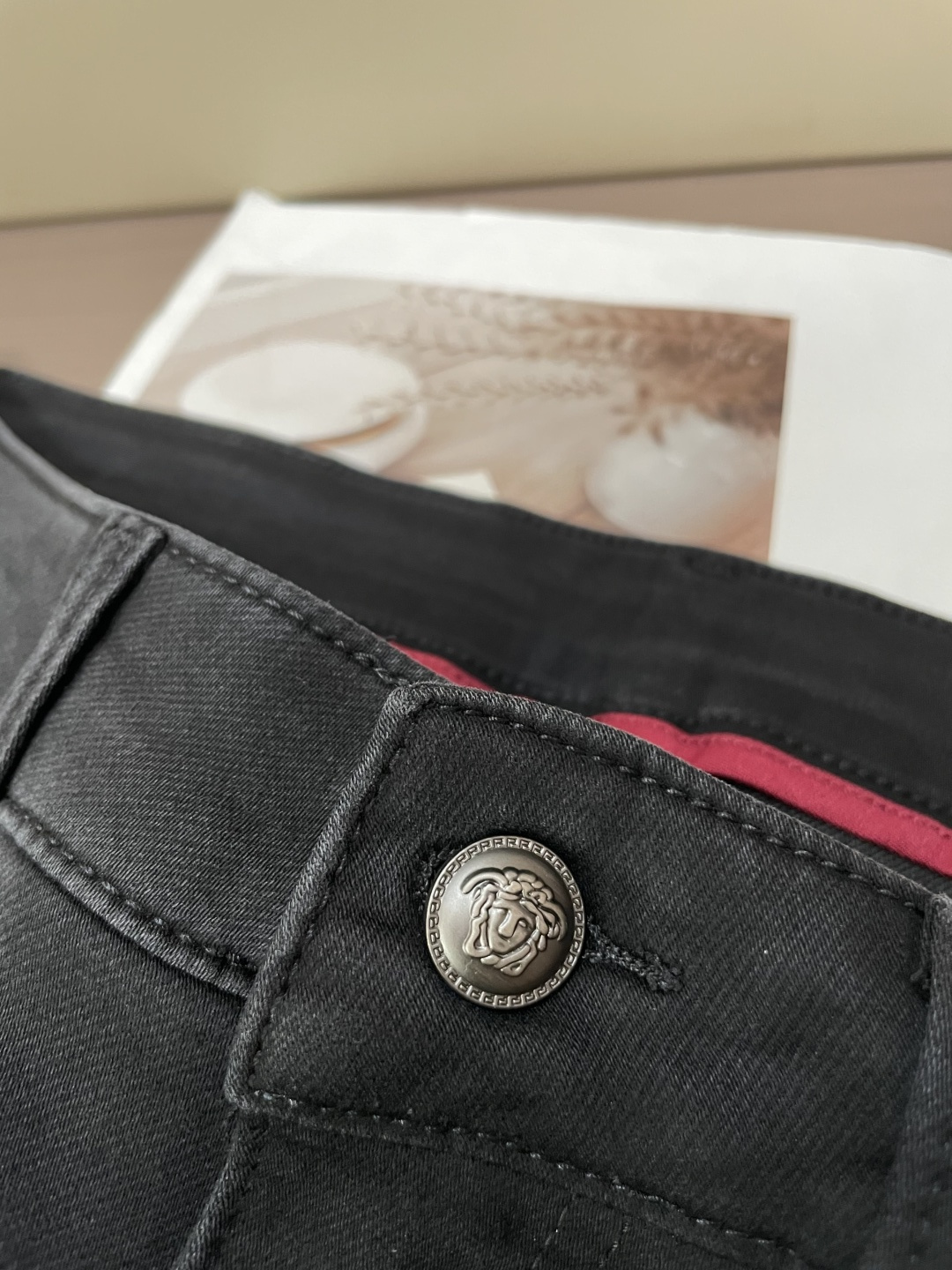 
范思哲
专柜最新同款牛仔裤 面料版型做工绝绝子
好穿不挑身材在搭配上没有太多的限制 随意简洁的衬托其他