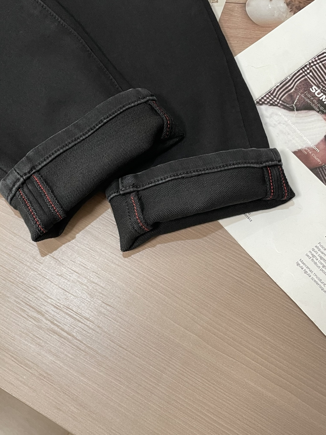 
范思哲
专柜最新同款牛仔裤 面料版型做工绝绝子
好穿不挑身材在搭配上没有太多的限制 随意简洁的衬托其他