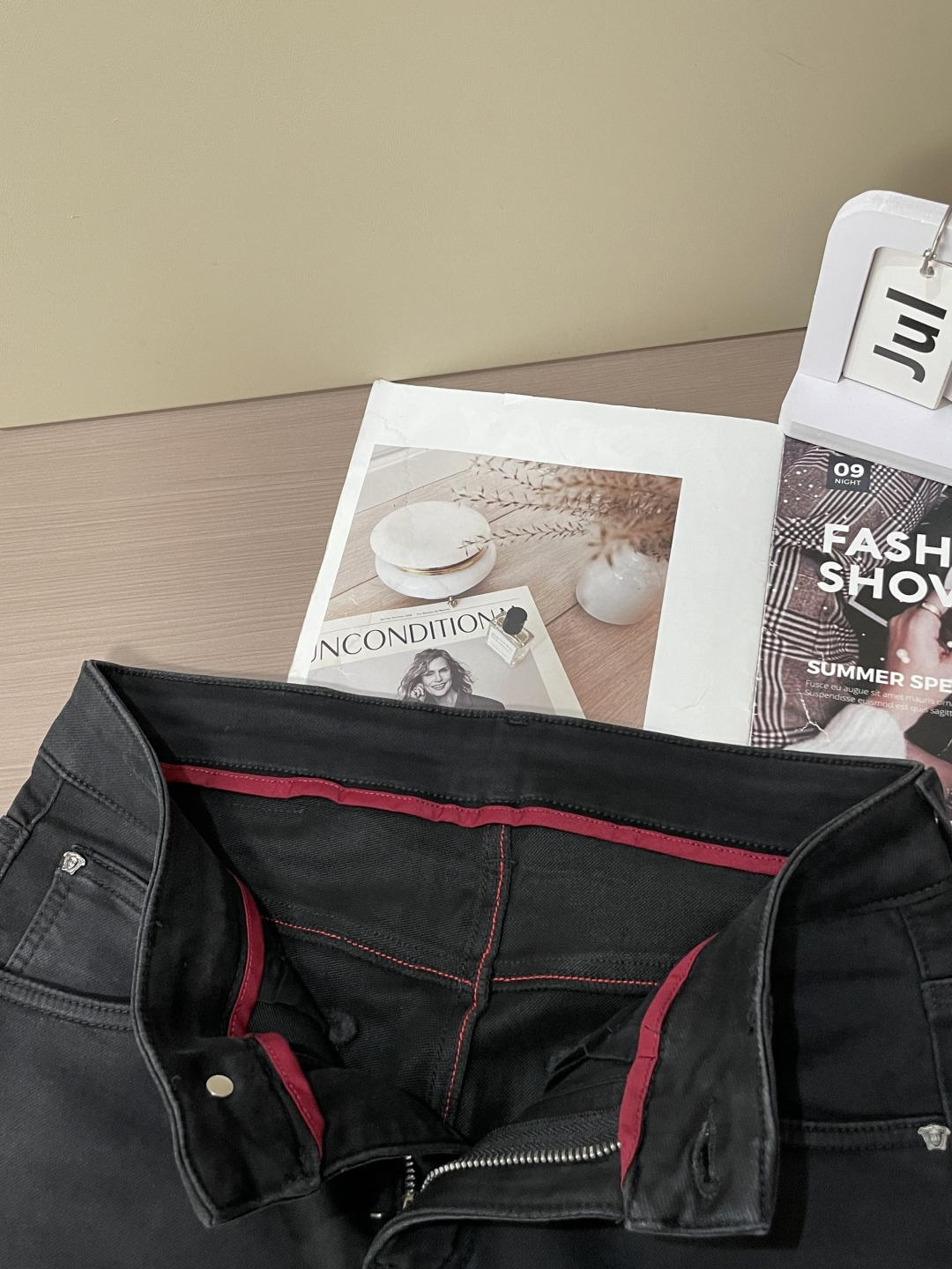 
范思哲
专柜最新同款牛仔裤 面料版型做工绝绝子
好穿不挑身材在搭配上没有太多的限制 随意简洁的衬托其他