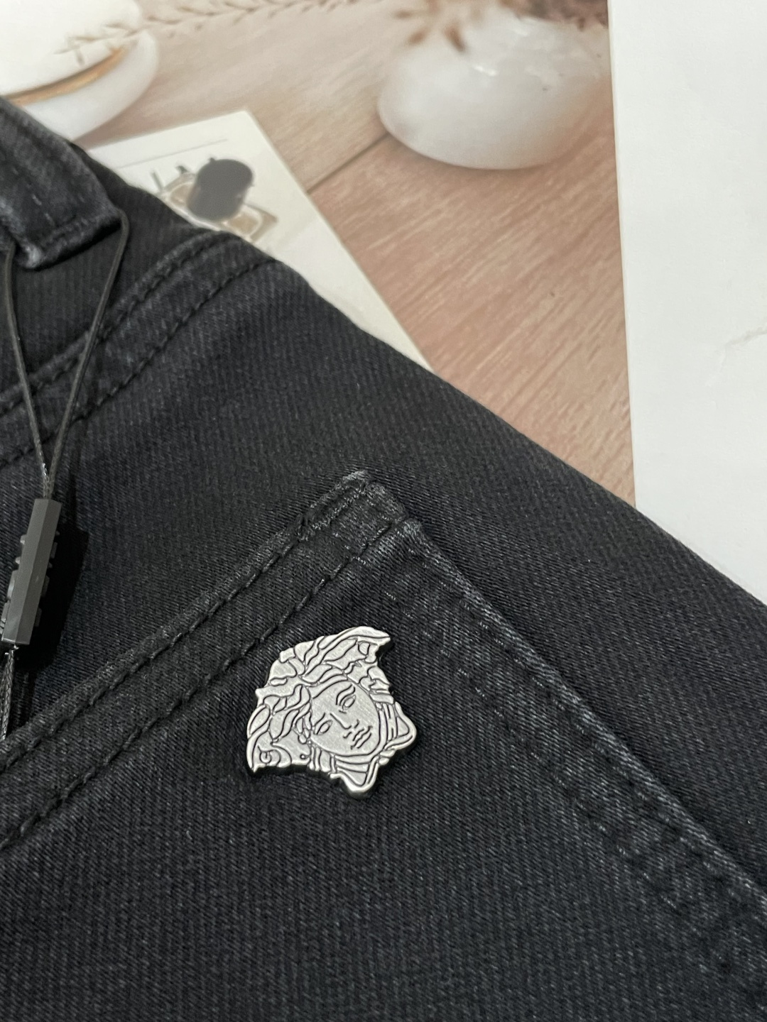 
范思哲
专柜最新同款牛仔裤 面料版型做工绝绝子
好穿不挑身材在搭配上没有太多的限制 随意简洁的衬托其他