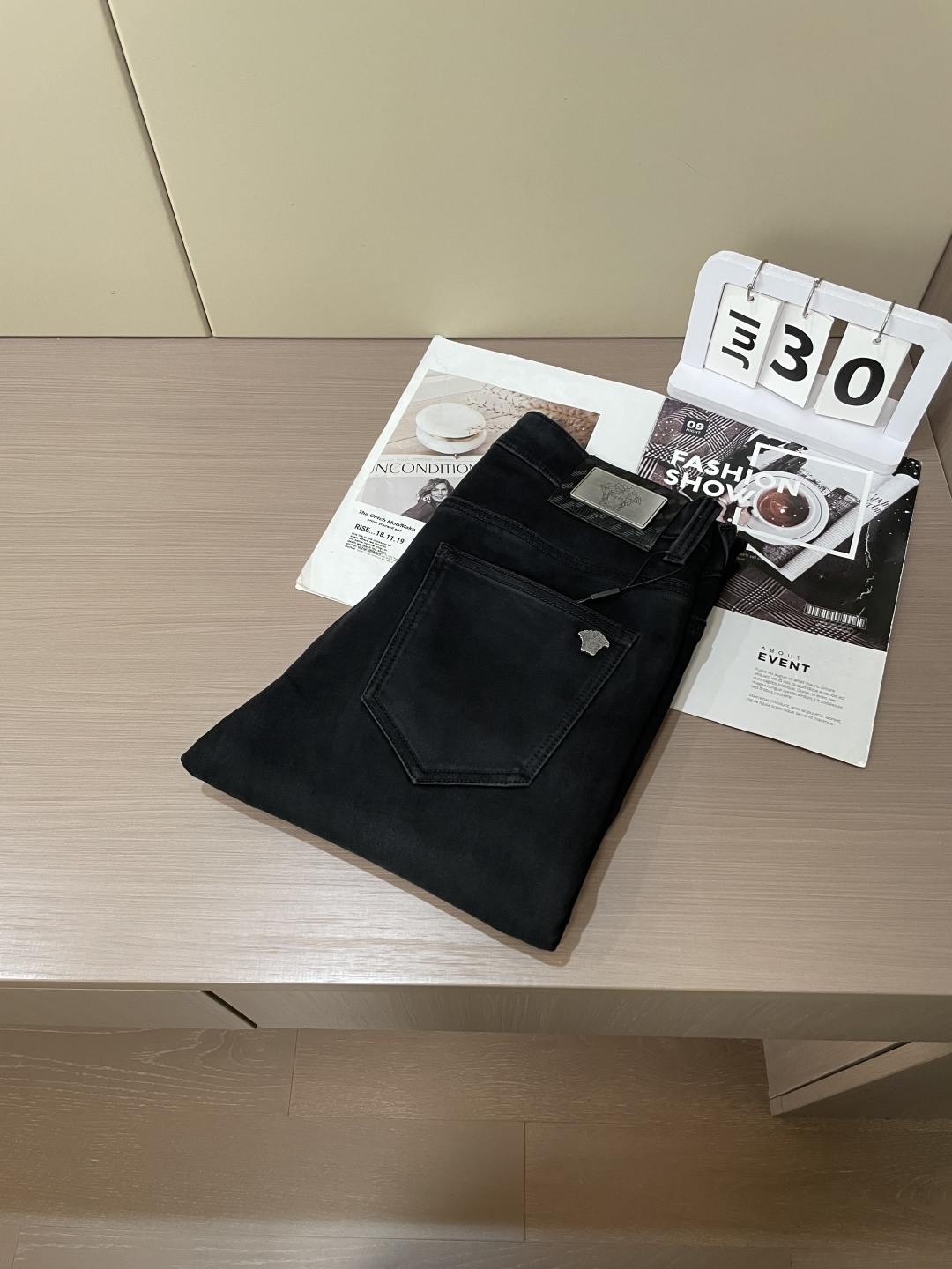 
范思哲
专柜最新同款牛仔裤 面料版型做工绝绝子
好穿不挑身材在搭配上没有太多的限制 随意简洁的衬托其他