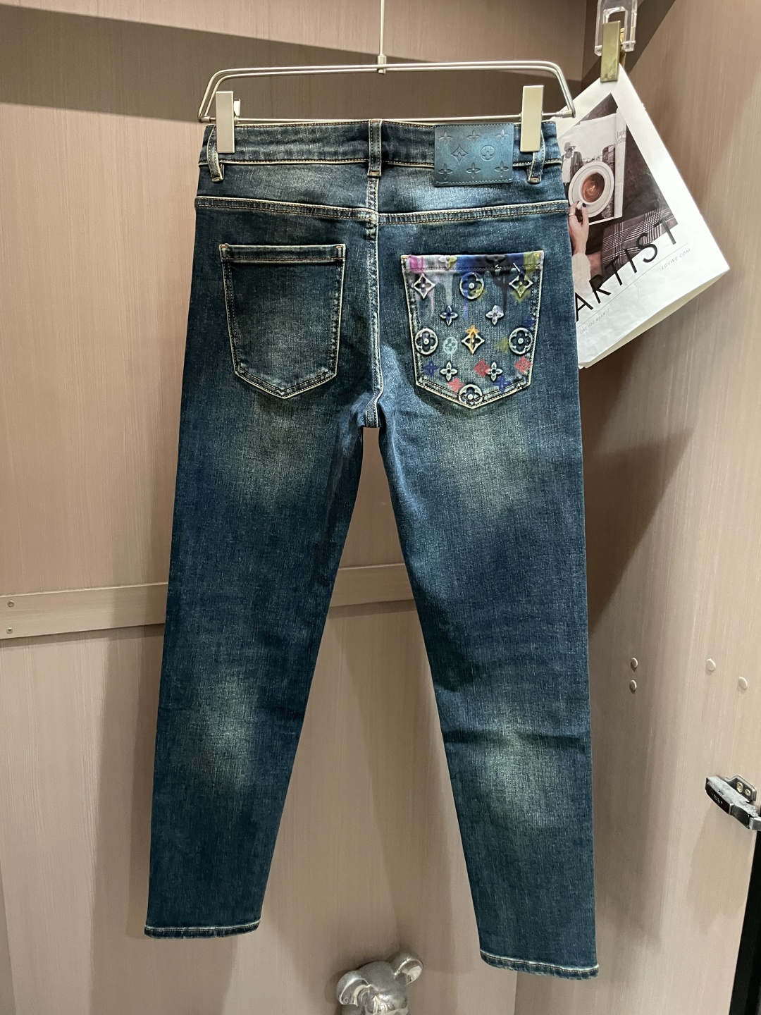 
Lv
专柜最新同款牛仔裤 面料版型做工绝绝子
好穿不挑身材在搭配上没有太多的限制 随意简洁的衬托其他单