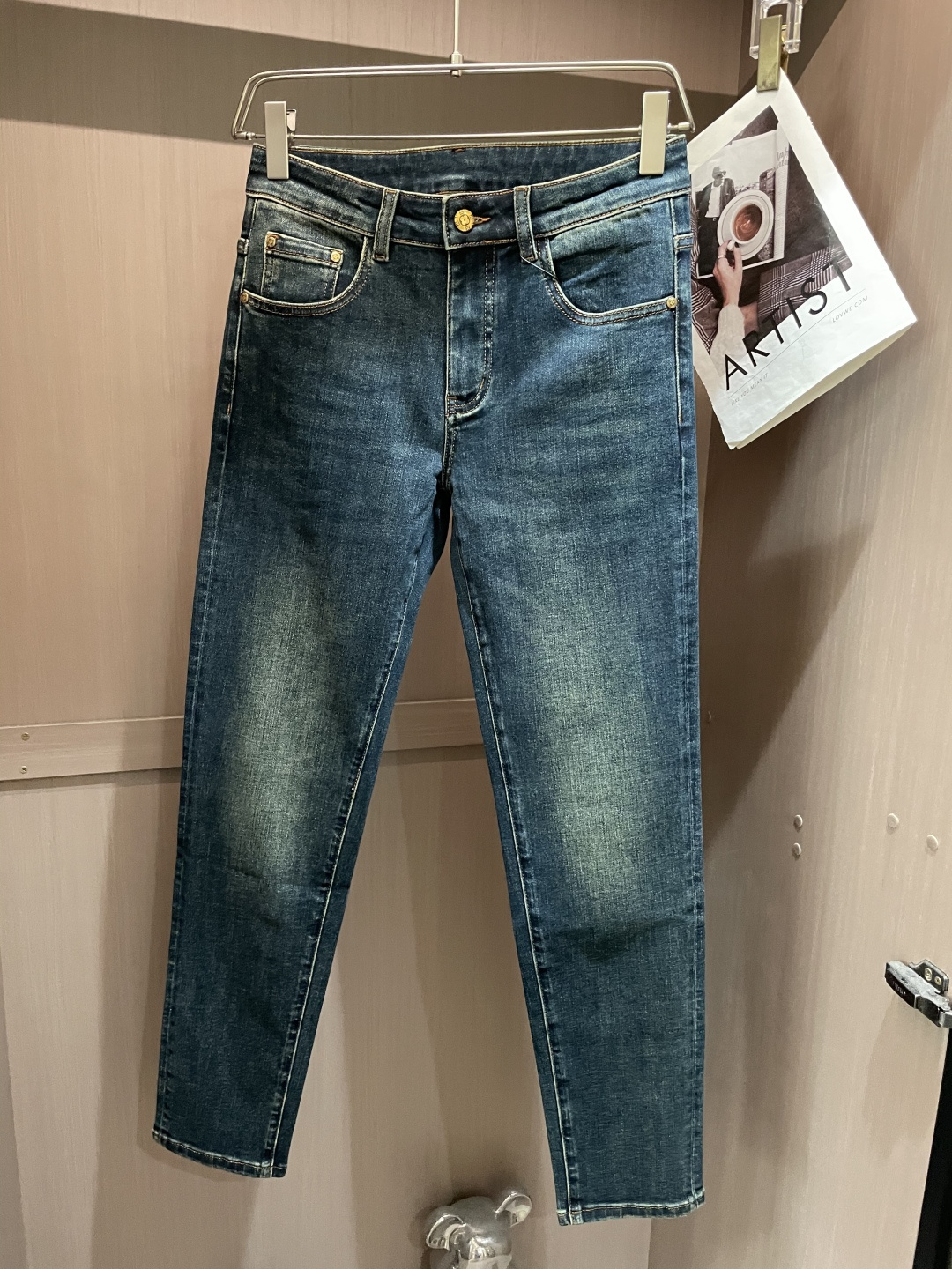 NO:512681,Lv counter latest same style of jeans, fabric style and workmanship are excellent. It is easy to wear but not picky about body shape. There are no restrictions on matching. It can set off other items in a simple way to show your style and posture~ You can match any style of items, match them with various T-shirts/shirts, knitted jackets, and you don’t have to worry about matching when going out every day. 3 sizes 29-38,,louis vuitton,jeans,jackets & coats,shirts,tees,t-shirt,alexander wang19860909Lv 专柜最新同款牛仔裤 面料版型做工绝绝子 好穿不挑身材在搭配上没有太多的限制 随意简洁的衬托其他单品,来展现自己的风格姿态～ 可以百搭任何风格的单品,搭配各种T恤／衬衫,针织外套都可,日常外出不必再为搭配而烦恼了3 尺码 29-38,,louis vuitton,jeans,jackets & coats,shirts,tees，t-shirt,alexander wang,Men's clothing