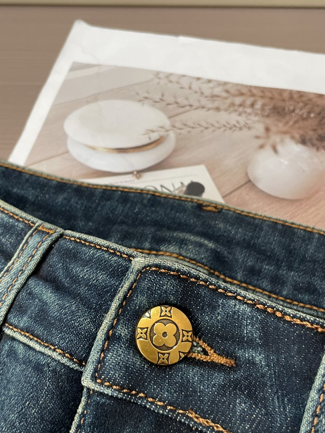 
Lv
专柜最新同款牛仔裤 面料版型做工绝绝子
好穿不挑身材在搭配上没有太多的限制 随意简洁的衬托其他单