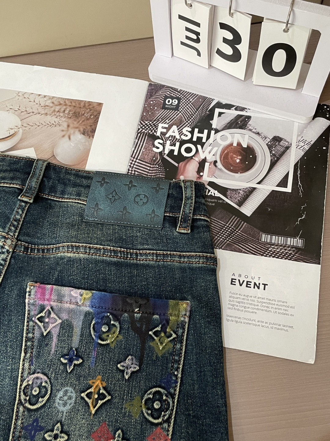 
Lv
专柜最新同款牛仔裤 面料版型做工绝绝子
好穿不挑身材在搭配上没有太多的限制 随意简洁的衬托其他单