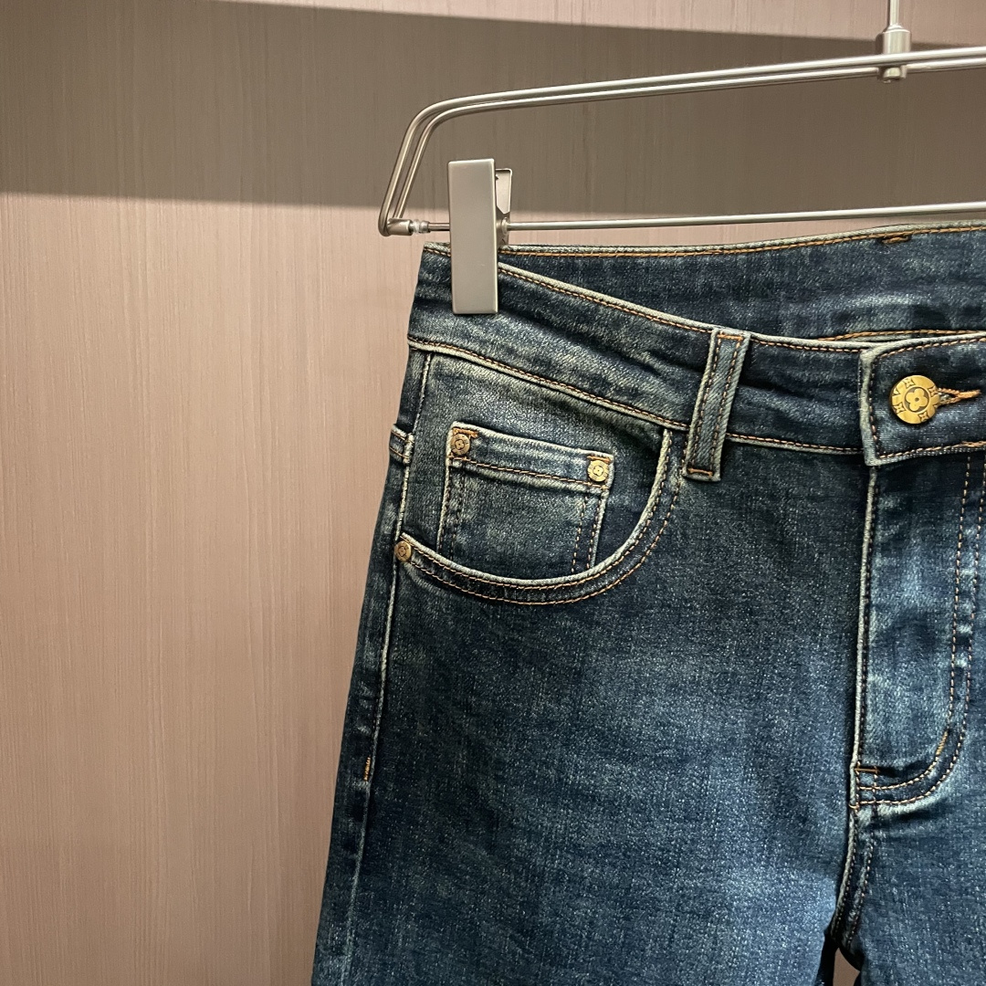 
Lv
专柜最新同款牛仔裤 面料版型做工绝绝子
好穿不挑身材在搭配上没有太多的限制 随意简洁的衬托其他单