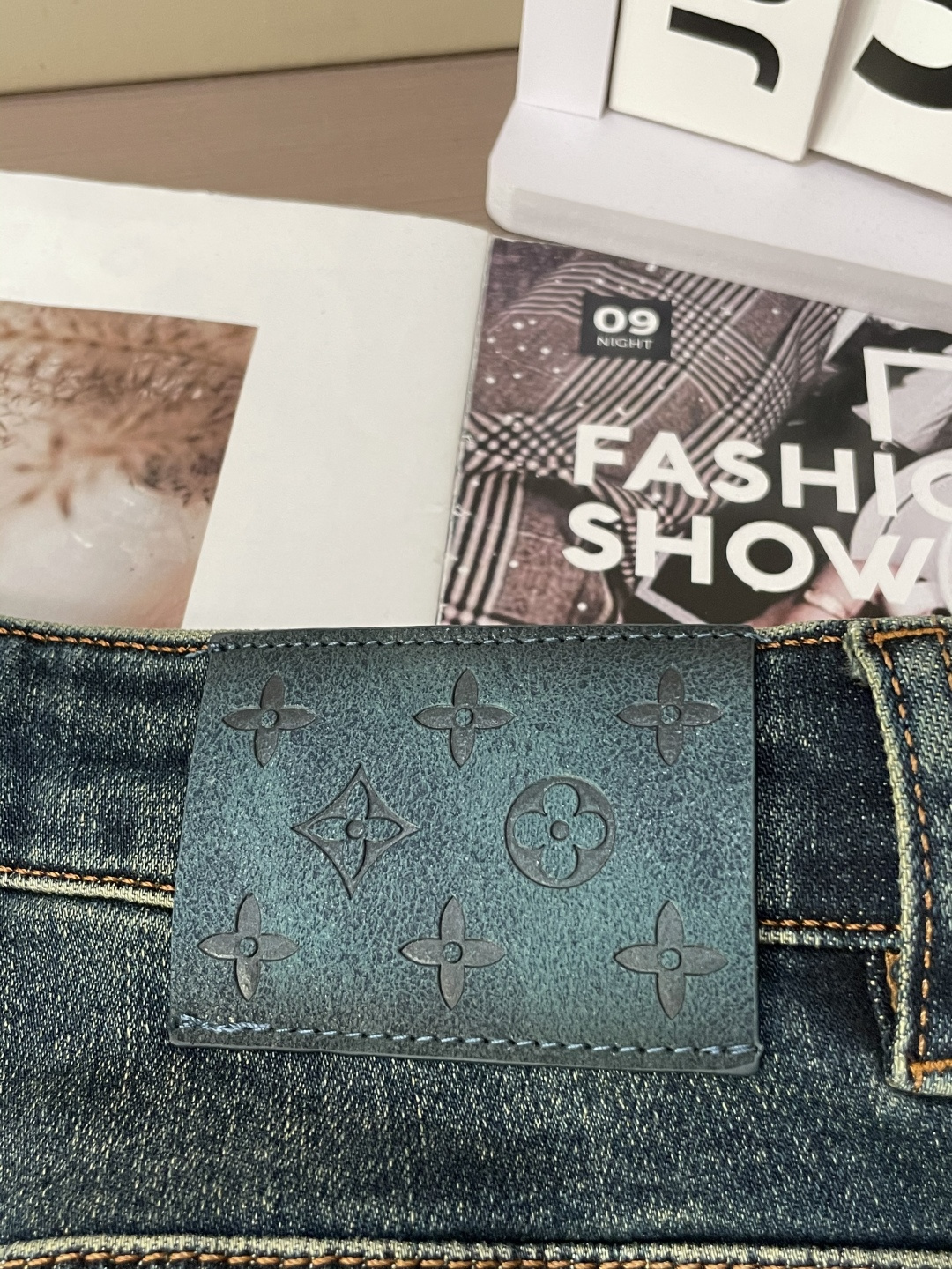 
Lv
专柜最新同款牛仔裤 面料版型做工绝绝子
好穿不挑身材在搭配上没有太多的限制 随意简洁的衬托其他单