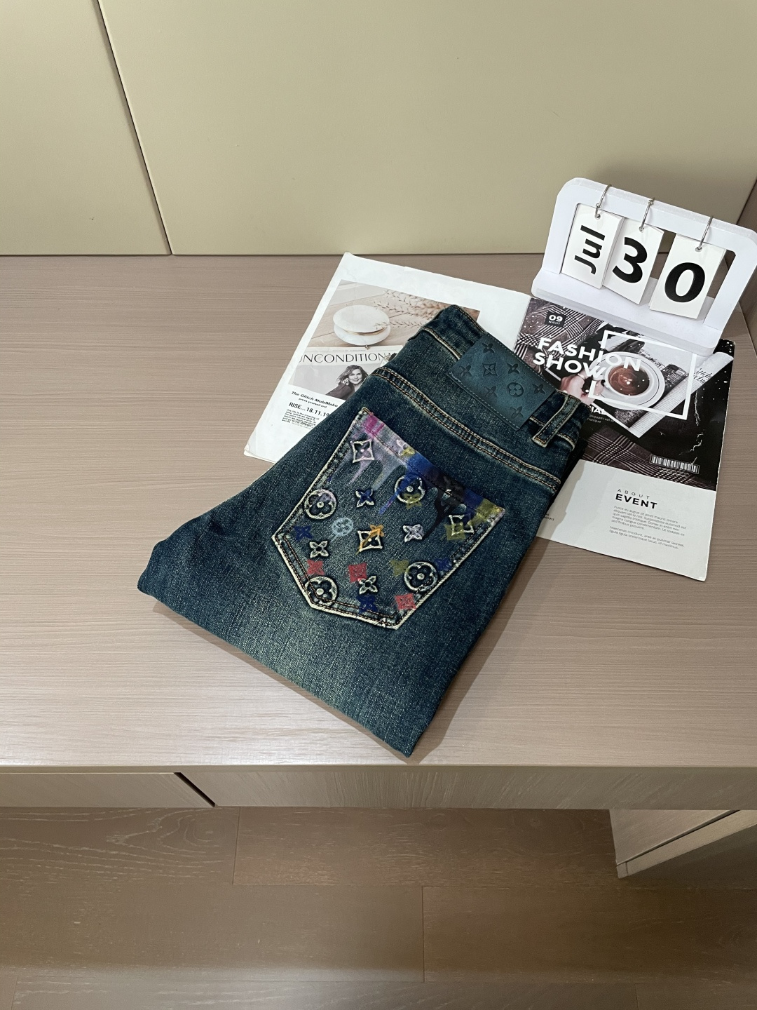 
Lv
专柜最新同款牛仔裤 面料版型做工绝绝子
好穿不挑身材在搭配上没有太多的限制 随意简洁的衬托其他单