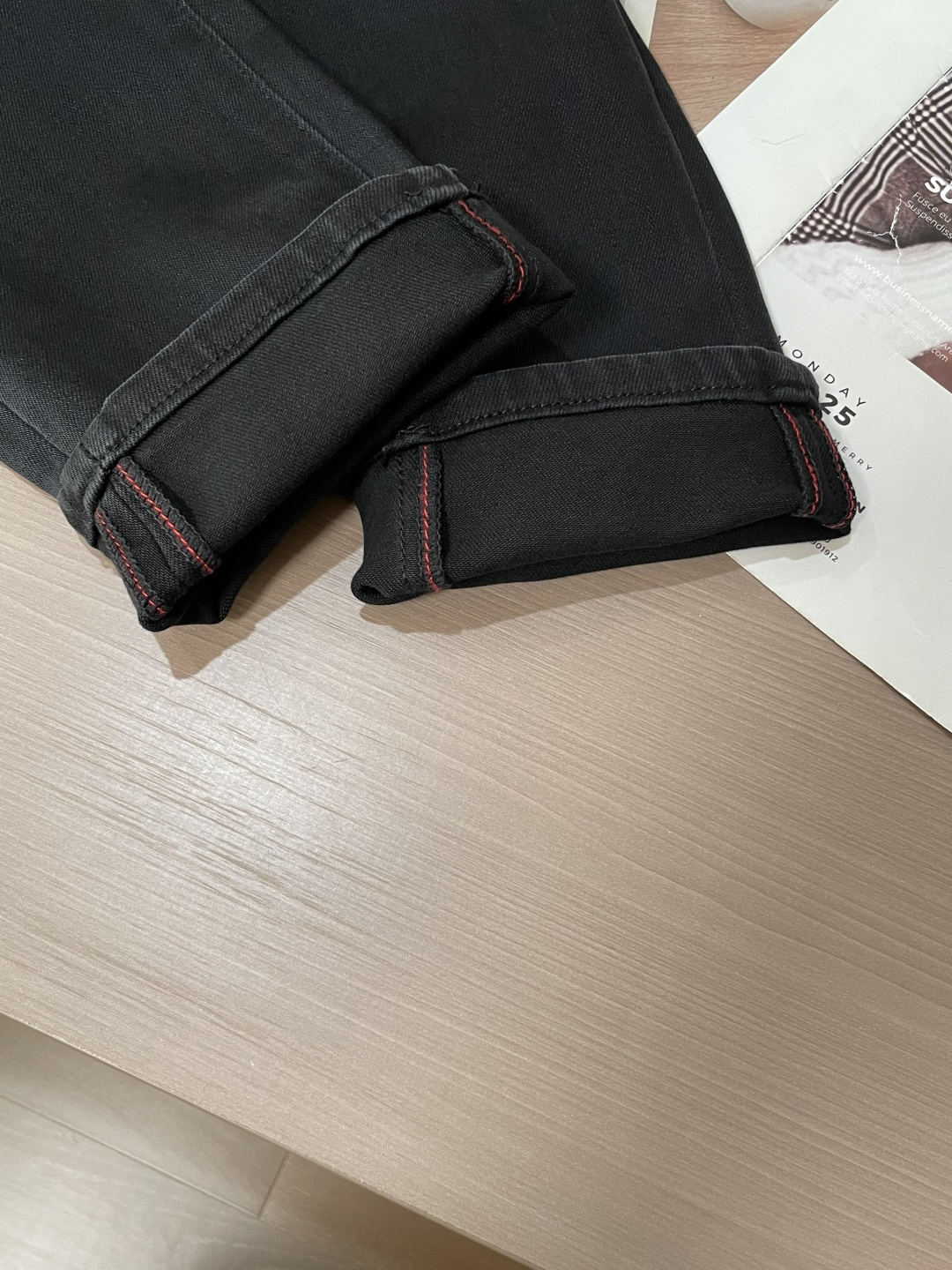 
Loewe
专柜最新同款牛仔裤 面料版型做工绝绝子
好穿不挑身材在搭配上没有太多的限制 随意简洁的衬托