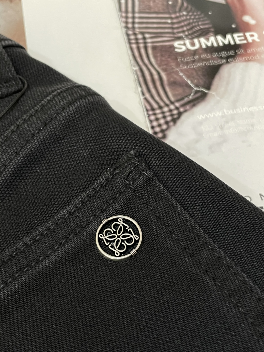 
Loewe
专柜最新同款牛仔裤 面料版型做工绝绝子
好穿不挑身材在搭配上没有太多的限制 随意简洁的衬托