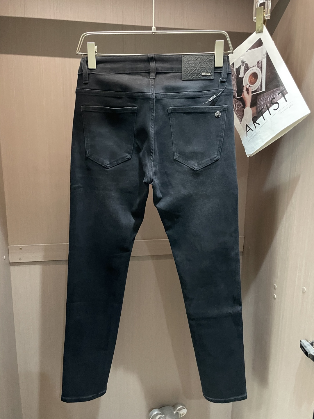 
Loewe
专柜最新同款牛仔裤 面料版型做工绝绝子
好穿不挑身材在搭配上没有太多的限制 随意简洁的衬托