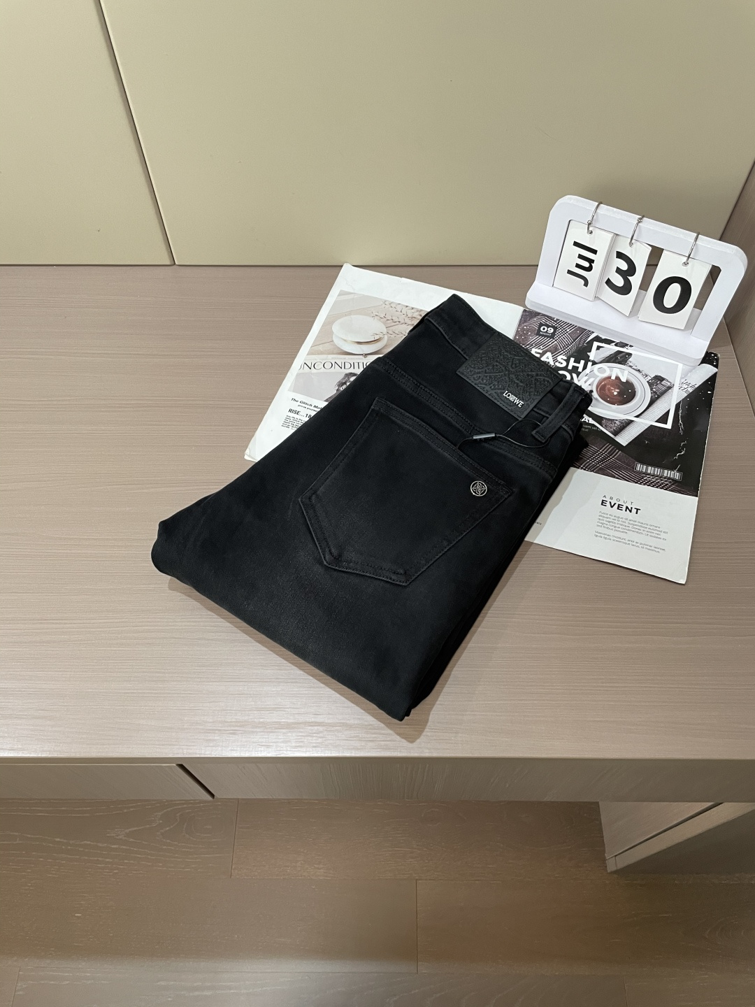 
Loewe
专柜最新同款牛仔裤 面料版型做工绝绝子
好穿不挑身材在搭配上没有太多的限制 随意简洁的衬托