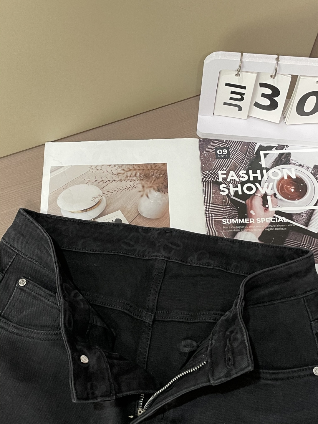 
Loewe
专柜最新同款牛仔裤 面料版型做工绝绝子
好穿不挑身材在搭配上没有太多的限制 随意简洁的衬托