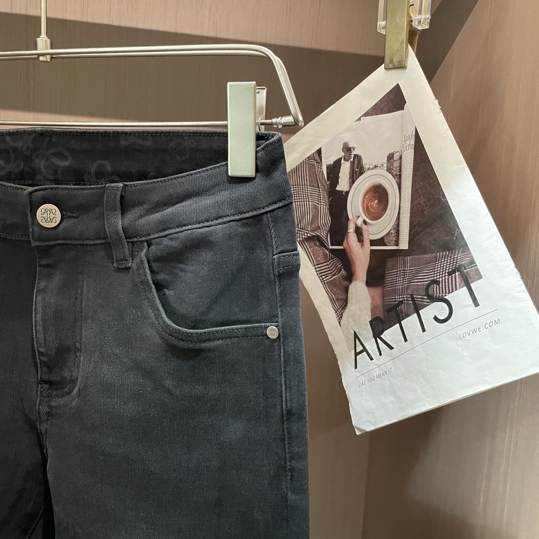 
Loewe
专柜最新同款牛仔裤 面料版型做工绝绝子
好穿不挑身材在搭配上没有太多的限制 随意简洁的衬托