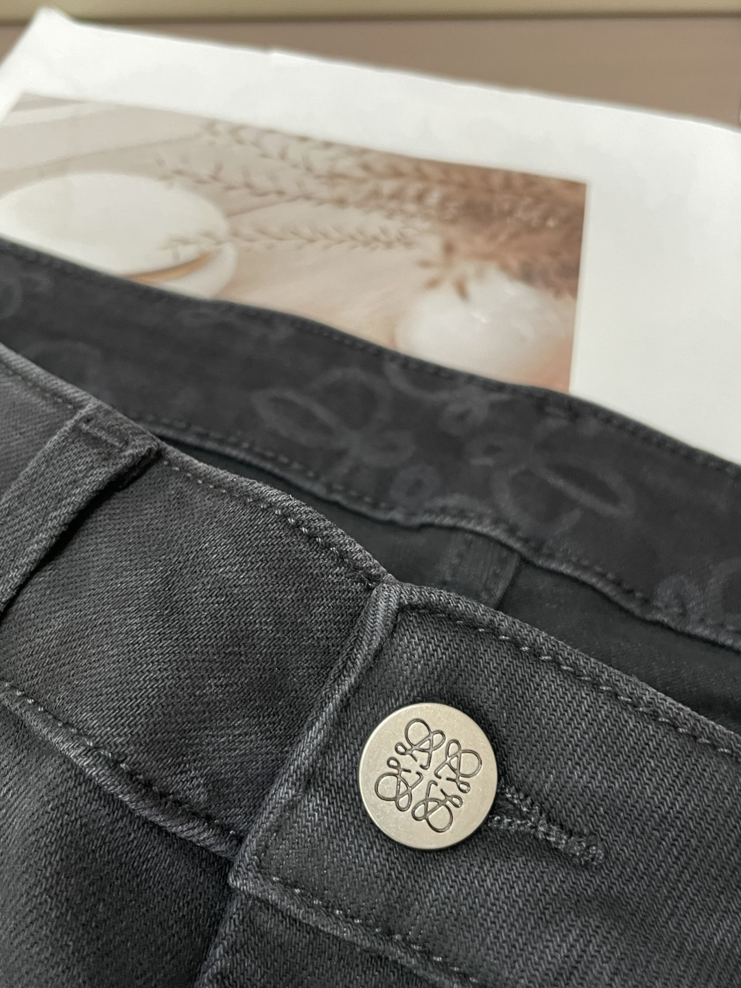 
Loewe
专柜最新同款牛仔裤 面料版型做工绝绝子
好穿不挑身材在搭配上没有太多的限制 随意简洁的衬托