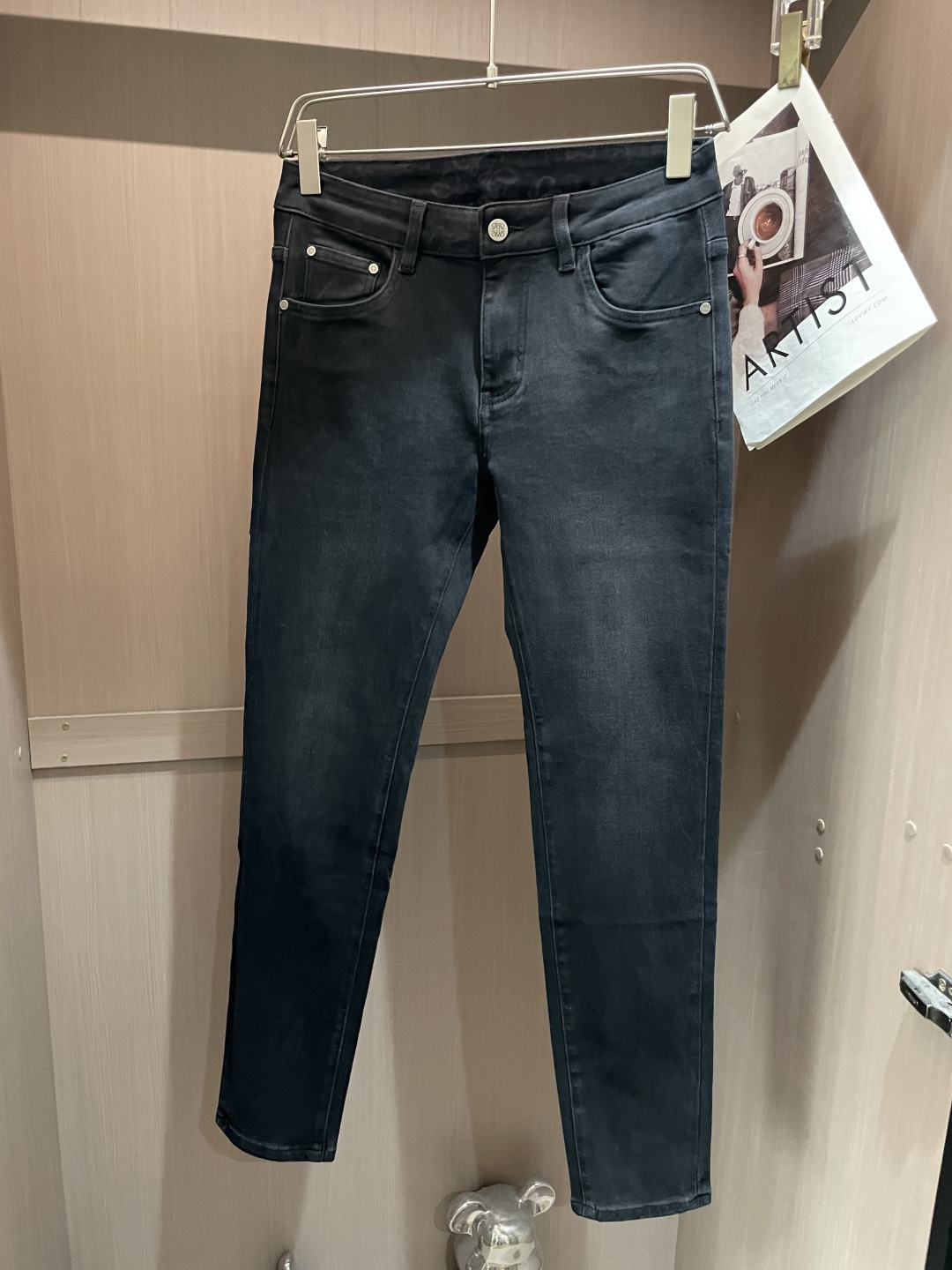 NO:512684,Loewe The latest same style of jeans in the counter, the fabric is extremely craftsmanship, and it is easy to wear but not picky about the figure. There are no restrictions on matching. You can set off other items in a simple way to show your style and posture~ You can match any style of items, match them with various T-shirts/shirts, knitted jackets, and you don’t have to worry about matching when going out every day. 3 sizes 29-38,,loewe,jeans,jackets & coats,shirts,tees,t-shirt,alexander wang19860909Loewe 专柜最新同款牛仔裤 面料版型做工绝绝子 好穿不挑身材在搭配上没有太多的限制 随意简洁的衬托其他单品,来展现自己的风格姿态～ 可以百搭任何风格的单品,搭配各种T恤／衬衫,针织外套都可,日常外出不必再为搭配而烦恼了3 尺码 29-38,,loewe,jeans,jackets & coats,shirts,tees，t-shirt,alexander wang,Men's clothing