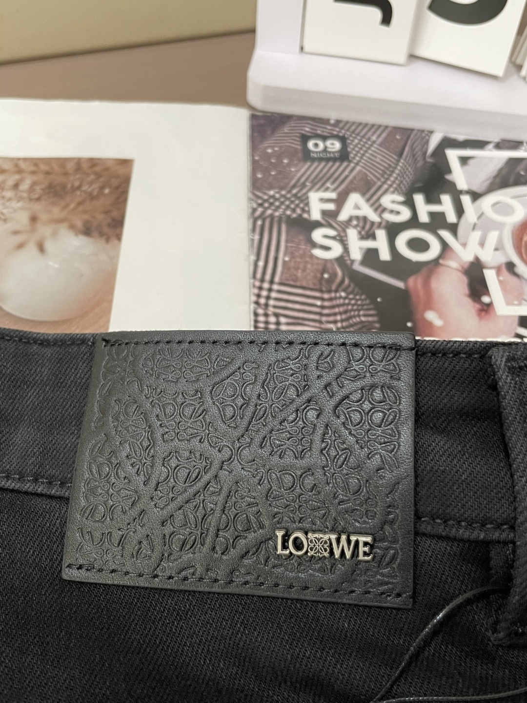 
Loewe
专柜最新同款牛仔裤 面料版型做工绝绝子
好穿不挑身材在搭配上没有太多的限制 随意简洁的衬托