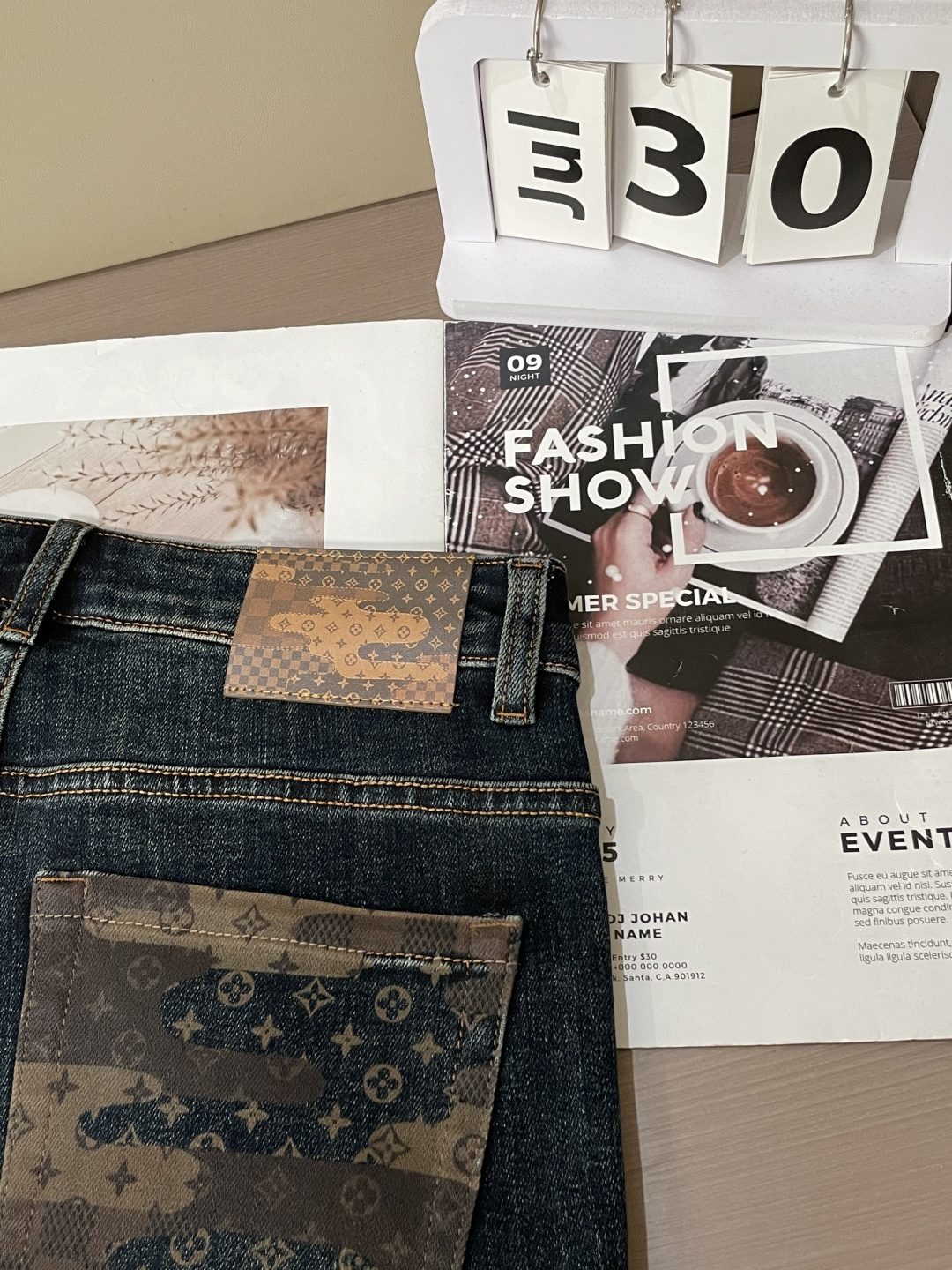 
Lv
专柜最新同款牛仔裤 面料版型做工绝绝子
好穿不挑身材在搭配上没有太多的限制 随意简洁的衬托其他单