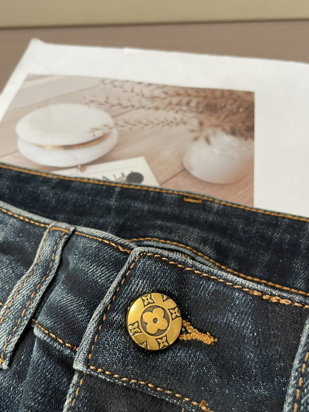 
Lv
专柜最新同款牛仔裤 面料版型做工绝绝子
好穿不挑身材在搭配上没有太多的限制 随意简洁的衬托其他单