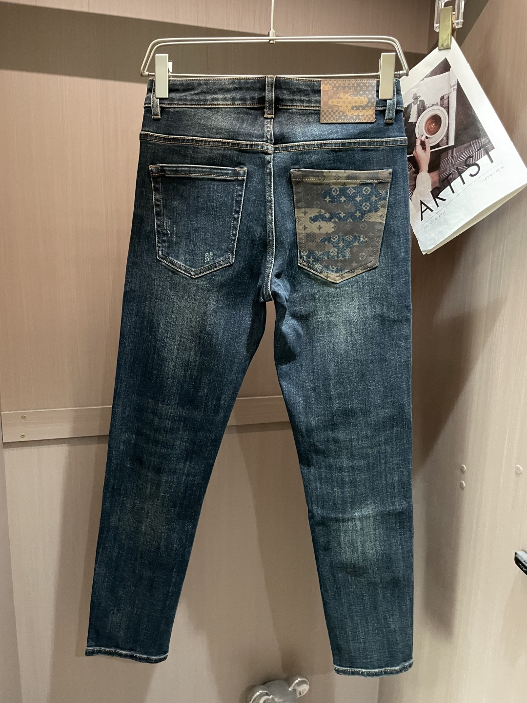 
Lv
专柜最新同款牛仔裤 面料版型做工绝绝子
好穿不挑身材在搭配上没有太多的限制 随意简洁的衬托其他单