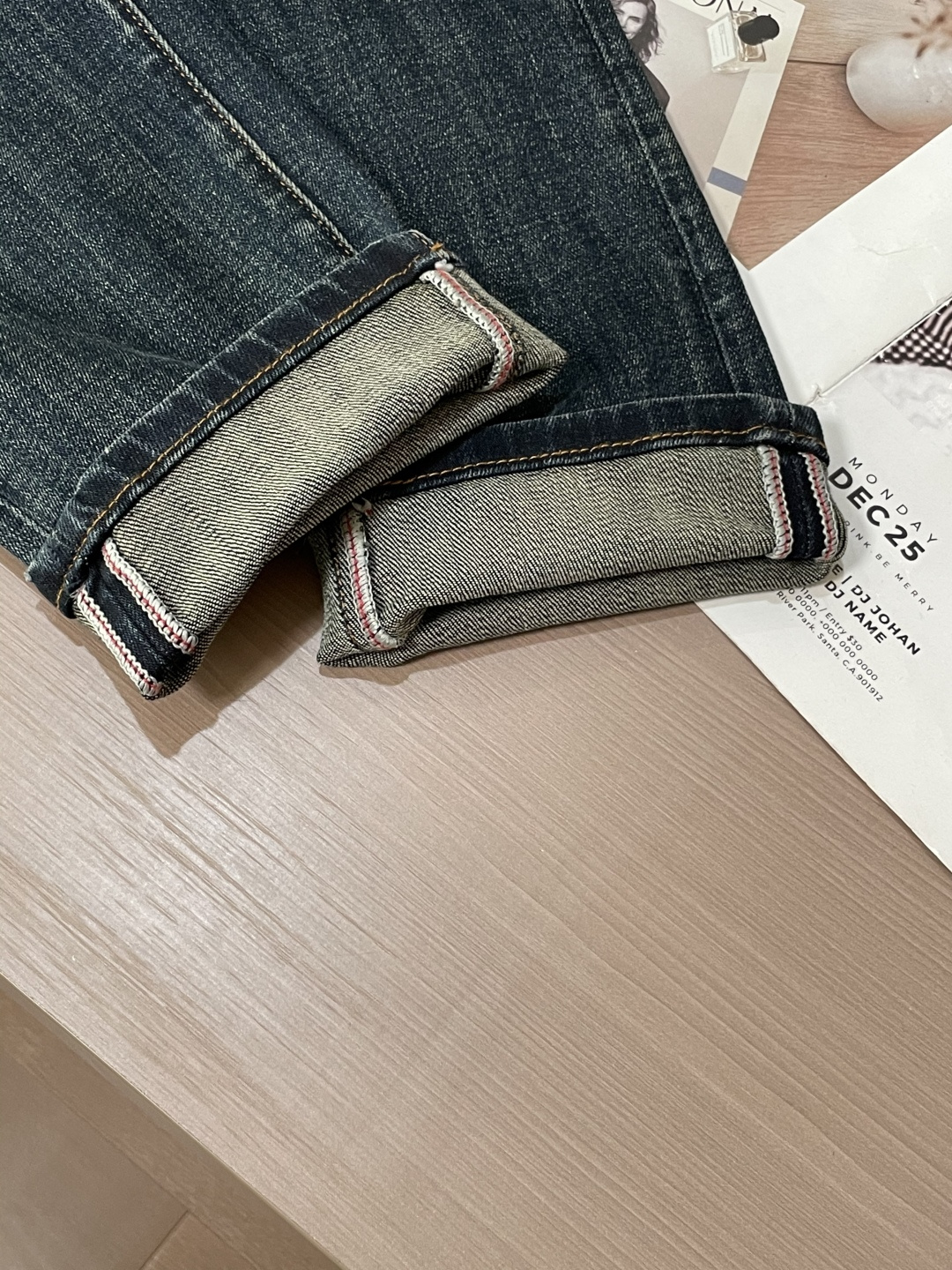 
Lv
专柜最新同款牛仔裤 面料版型做工绝绝子
好穿不挑身材在搭配上没有太多的限制 随意简洁的衬托其他单